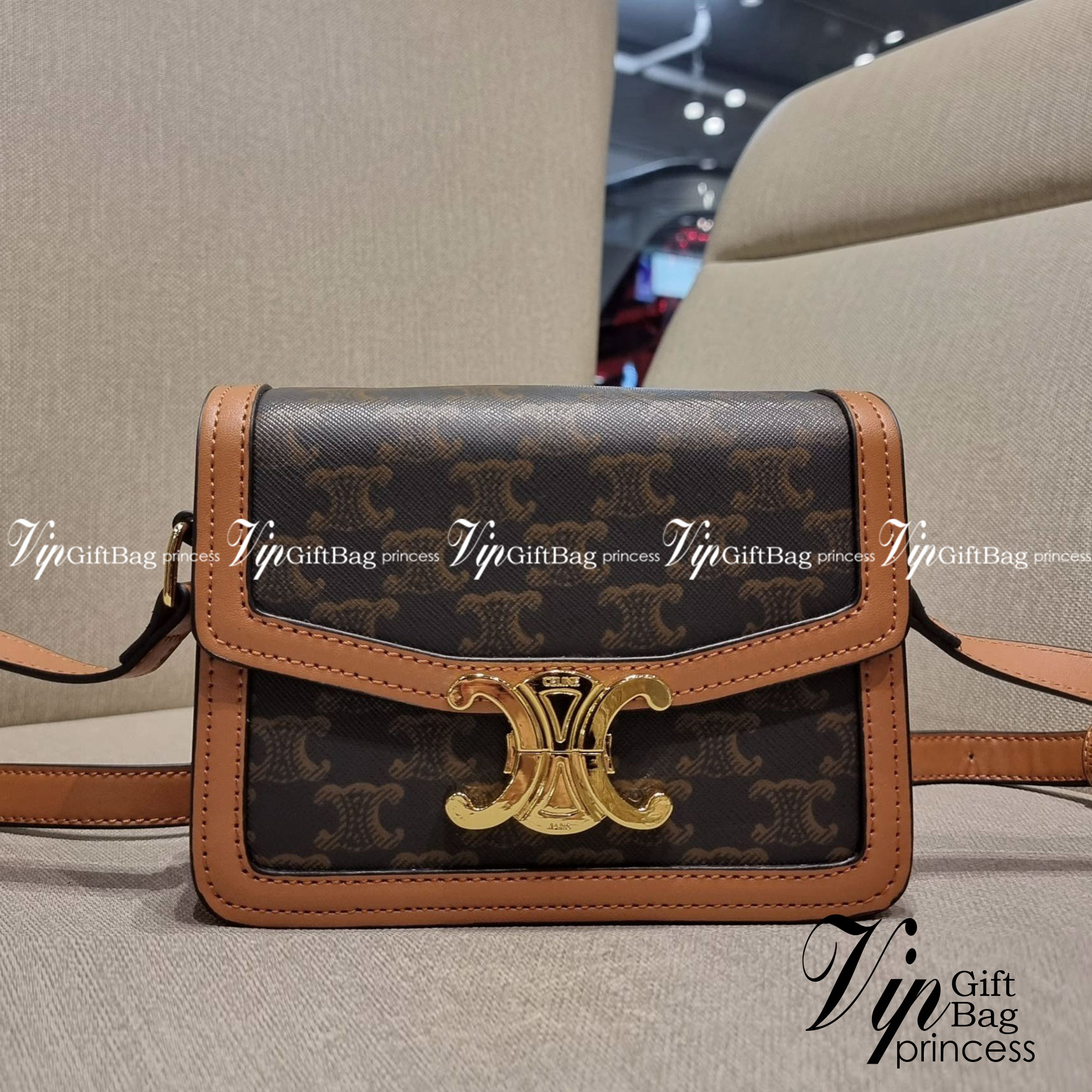 VIP 🥂 CELINE TEEN TRIOMPHE BAG IN TRIOMPHE CANVAS AND CALFSKIN ไม่มีไม่ได้เลยกับไอเท็มสุดคลาสสิค กระเป๋าสะพาย สวยอยู่ทรง ดีไซน์เป็นธรรมชาติ เนเชอรัลโทน ดูดี ดูแพง ไซส์กะทัดรัดมาใหม่ วัสดุหนังแคนวาสสลับหนังแท้ เปิด-ปิดด้วยตัวกดล็อค ใช้งานสะดวก ภายใ