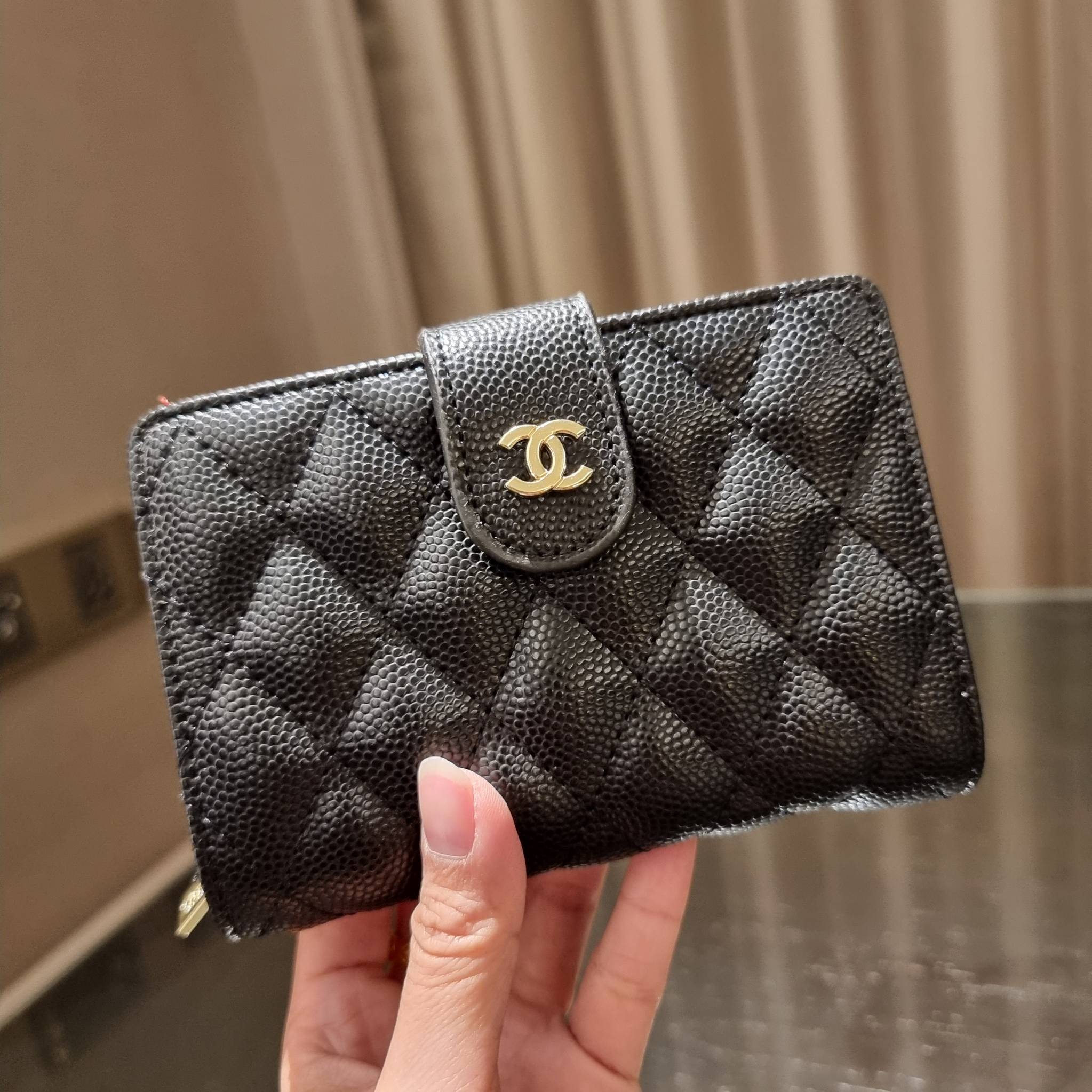 VIP 】หรูสุด ไม่ต้องพูดเยอะ!! HOT ITEM!! กระเป๋าสตางค์ใบกลางขนาดเหมาะมือ ดีไซน์ลุคผู้ดี สวยคลาสสิคจาก Chanel premium for gift วัสดุหนังลายคาร์เวีย ใช้งานง่าย เปิด-ปิดด้วยกระดุมแม่เหล็ก และซิปรูดช่องสำหรับใส่เหรียญ สะดวกมากๆ ภายในกระเป๋ามีช่องใส่บัตร ใส่ธนบ