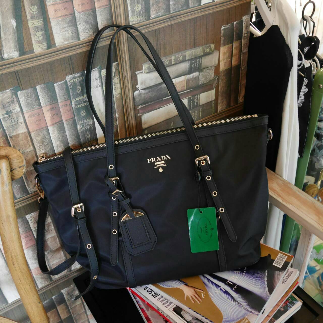 กรี้ดดด งานใบใหญ่ **ใส่ของจุใจ ก้มาน้าาา งานพรีเมี่ยมกิ้ฟ จากเคาเตอร์ต่างประเทศคะ จากแบรนด์ PRADA เป็น กระเป๋าผ้าไนล่อน ตามแบบฉบับของแบรนด์เลย หลงรักเลยคะ สะพายไหล่ได้ ถือก็สวยๆ ใช้แล้วสวยมากๆ ใส่ของได้เยอะเว่อร์ คุ้มราคา ห้ามพลาดเลยคะ!