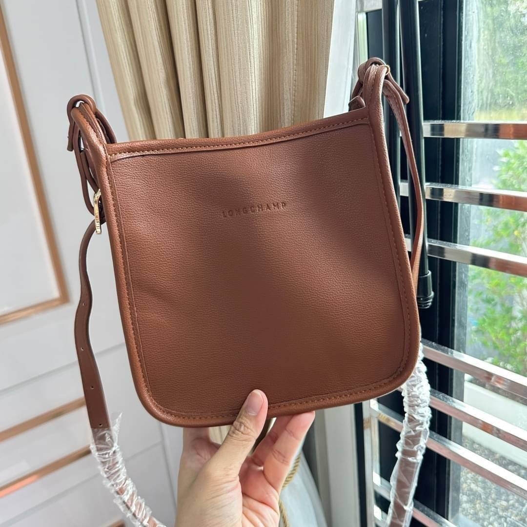 LONGCHAMP LE FOULONNÉ CROSSBODY BAG กระเป๋าสะพายที่เรียบง่ายและดูดี การออกแบบที่คล่องตัวของรุ่นนี้เหมาะอย่างยิ่ง