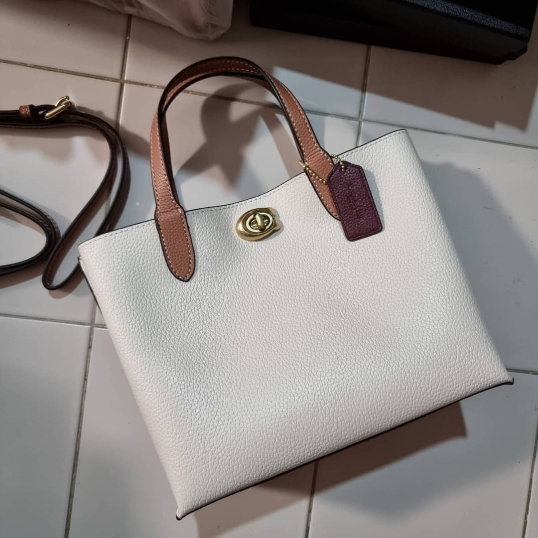 COACH C8561 C8869 WILLOW TOTE 24 IN COLOR BLOCK น้องสาวลุคลูกคุณมาแล้วจ้า กระเป๋าถือ/สะพาย ดีไซน์คัลเลอร์บล็อค ลงตัว เรียบหรู ใบจริงคือผู้ดี๊ผู้ดี ใช่ได้ทุกๆโอกาส วัสดุหนัง pepble อยู่ทรง เปิดปิดด้วยตัวบิดล็อค และอีกฝั่งเป็นกระดุมแม่เหล็ก ภายในโล่งกว้าง ใ