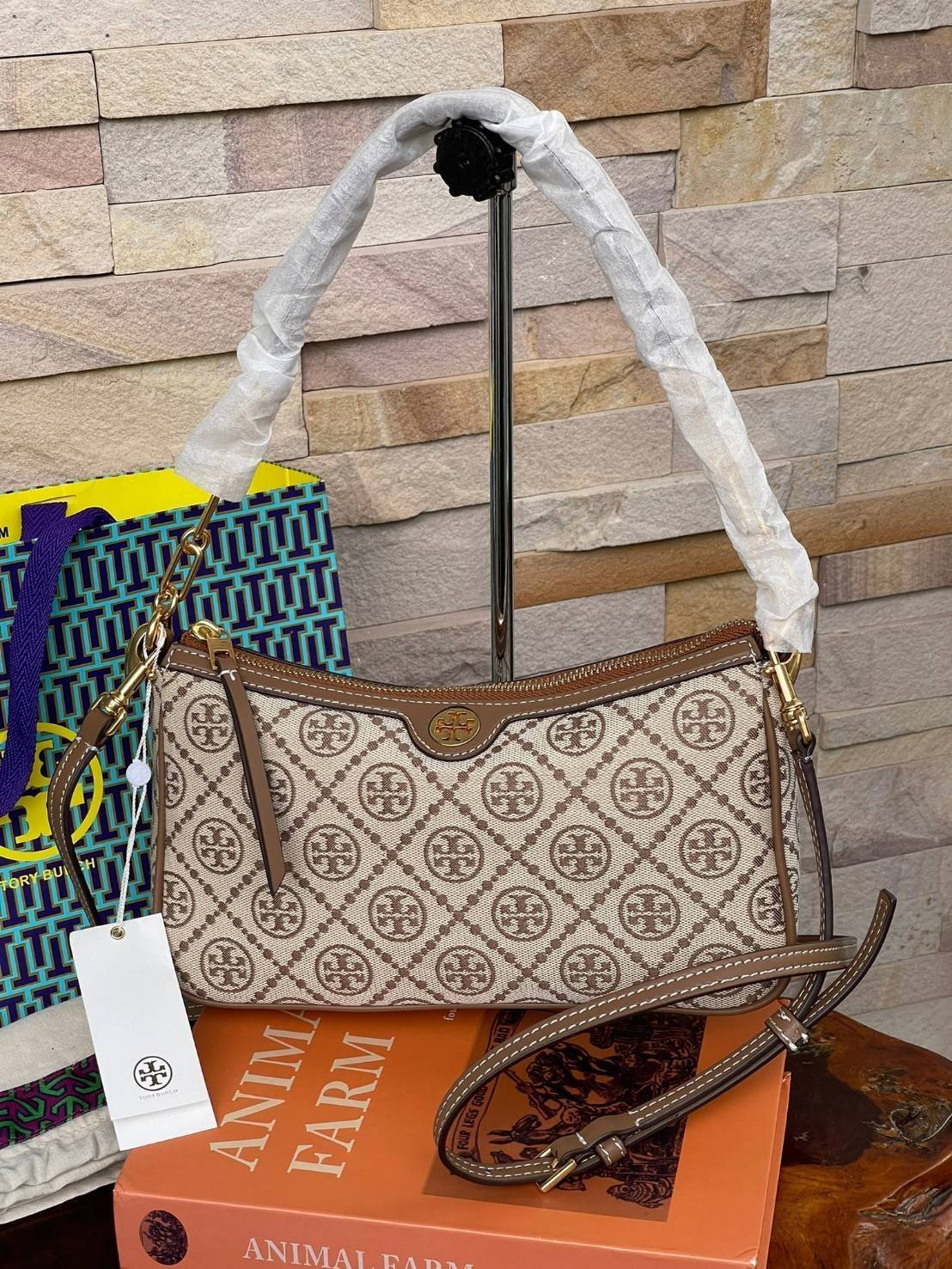 Tory burch T Monogram Jacquard Studio Bag กระเป๋า T Monogram Studio รูปทรงกระทัดรัด มาในสไตล์มินิมอลที่ถูกรังสรรค์อย่างปราณีตด้วยผ้าทอ jacquard เพื่อเฉลิมฉลองโลโก้กราฟฟิก ลวดลายสวยเด่น ดูสะดุดตา ใช้งานได้หลายรูปแบบ การแมทช์กระเป๋าให้เข้ากับการแต่งตัวทุกวั