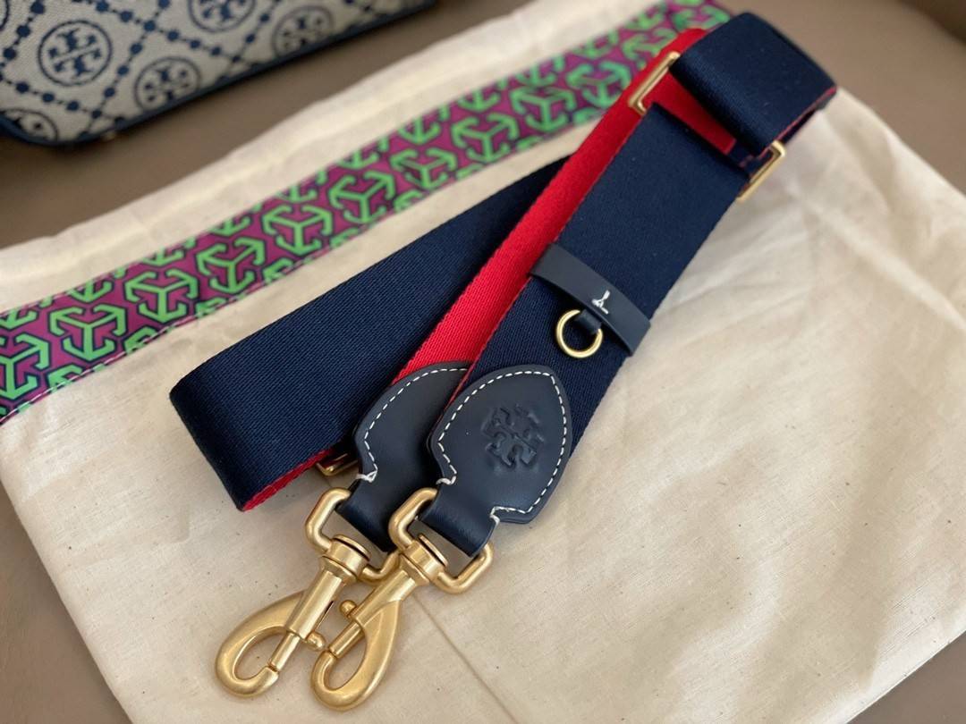TORY BURCH T MONOGRAM JACQUARD CAMERA BAG การออกแบบที่เรียบง่าย แต่ยังคงความหรูหราเอาไว้ โดดเด่นด้วยลวดลาย T Monogram