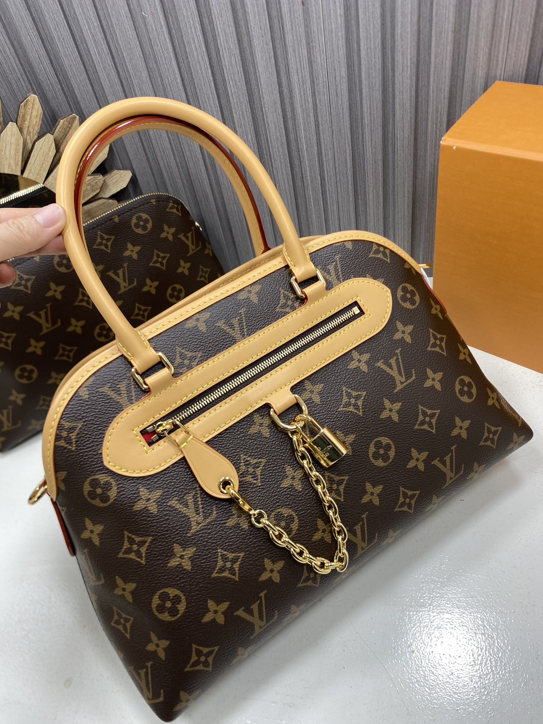 TOP ORI หนังแท้ | LV Ever More PM Monogram canvas กระเป๋าสะพายดีไซน์วินเทจ หูจับในตัว สวยหรู คลาสสิคตลอดกาล