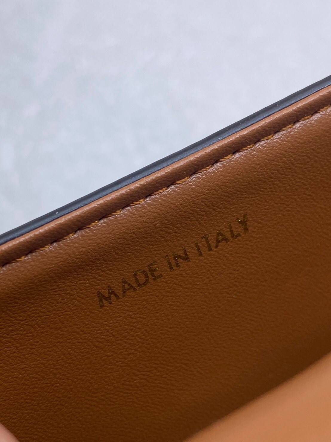 CELINE MINI TRIOMPHE IN TRIOMPHE Shiny calfskin เกรดออริจินอล กระเป๋ามินิทรงชิค ดีไซน์รูปกล่องสุดแสนมินิมอล สามารถสะพายแบบ Crossbody และยังเป็น Belt Bagได้อีกด้วย วัสดุแคนวาสลาย Triomphe แบบไม่มีตกยุค