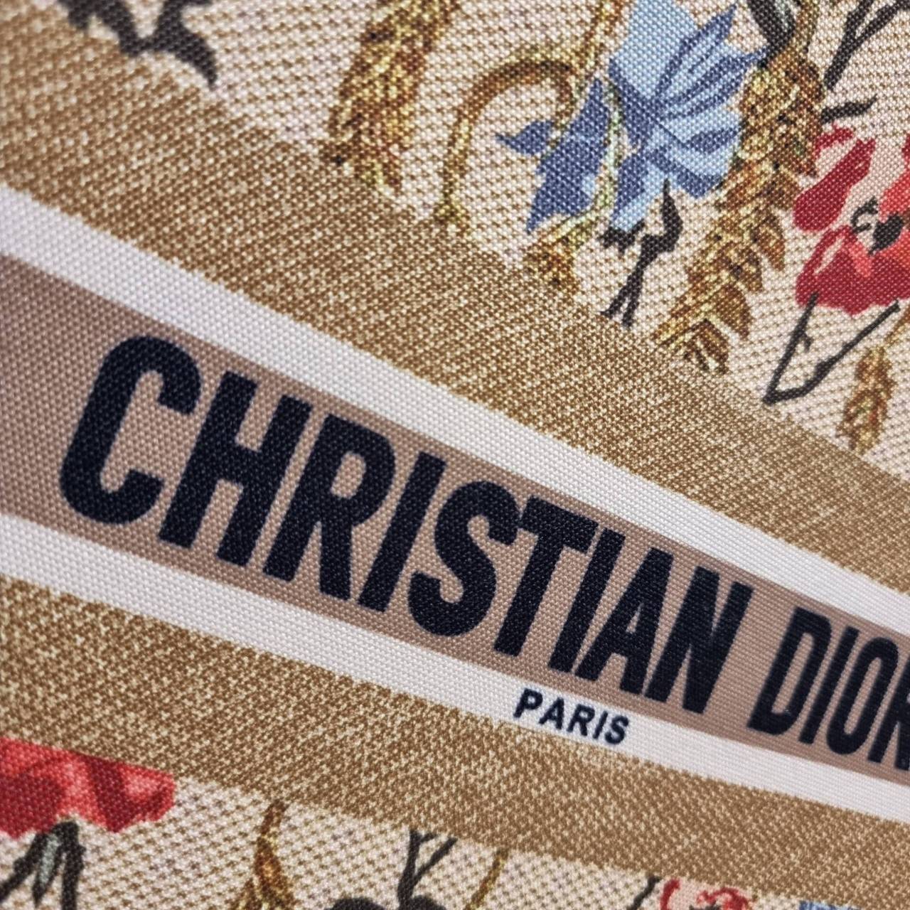 VIP 】HOT ARRIVAL!! DIOR CD SHOPPING BAG WITH GWP กระเป๋าทรงช้อปปิ้งใบใหญ่ จุใจ!! พรีเมี่ยมกิ๊ฟรุ่นดับเบิ้ลฮอต ดีไซน์คลาสสิควินเทจ สวยหรู วัสดุผ้าแคนวาสลายกราฟฟิค ภายในโล่งกว้างมากๆ ใส่ของจุสุดๆ โน้ตบุ้ค ไอแพด กระเป๋าสตางค์ มือถือ หรือเสื้อผ้ายังได้ สะพายค