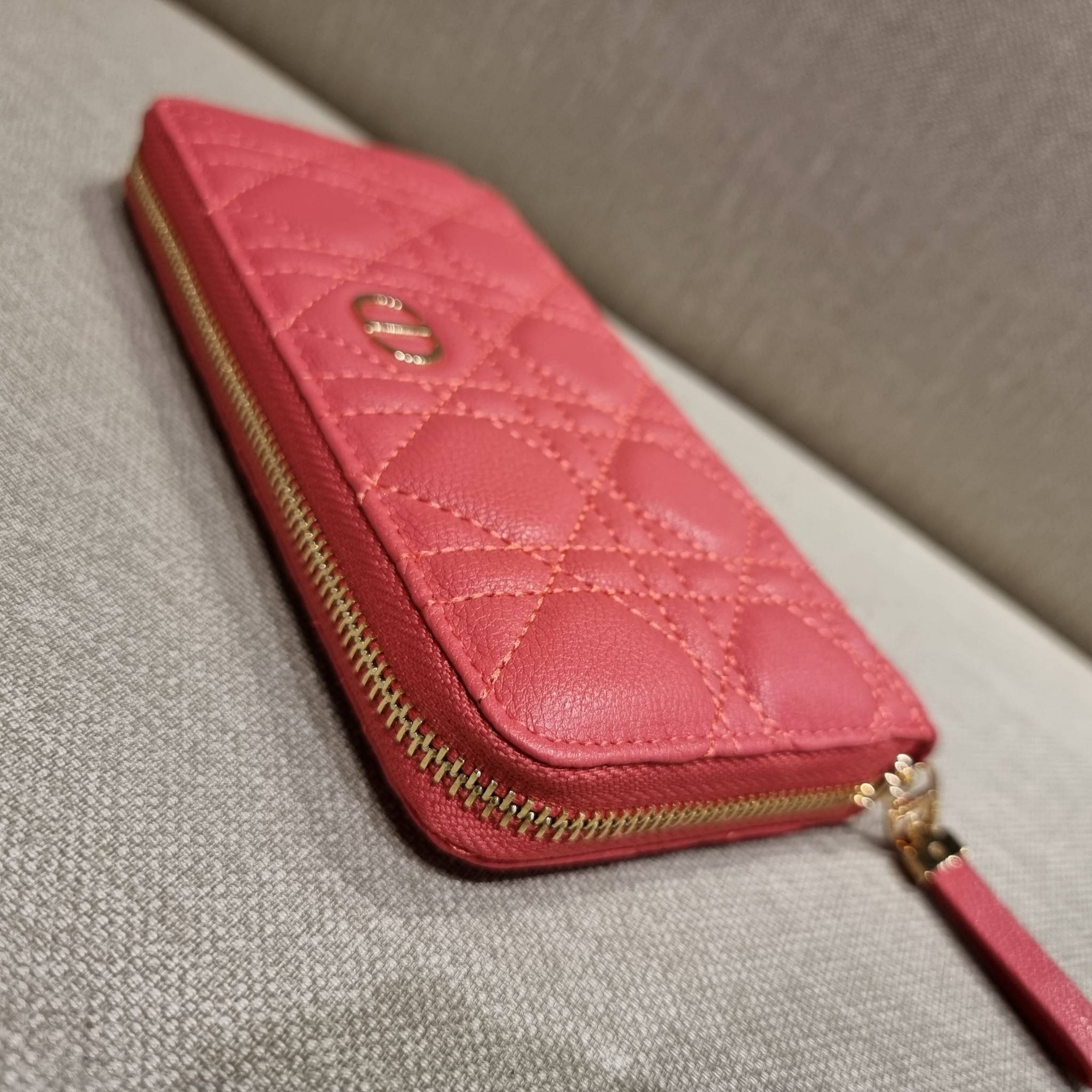 VIP 】CD LONG WALLET WITH GWP ใหม่ล่าสุด กระเป๋าสตางค์ใบยาว พิเศษจาก duty free ใบจริงสวยคม ใช้แล้วรับทรัพย์ ขับผิว วัสดุหนังแท้เต็มใบ สัมผัสดีงาม เปิด-ปิดด้วยซิปรอบ ภายในใส่บัตรได้เยอะ ใส่ธนบัตรได้เต็มที่ มีช่องซิปใส่เหรียญได้ พร้อมส่งความสวยถึงบ้านแบบครบเ