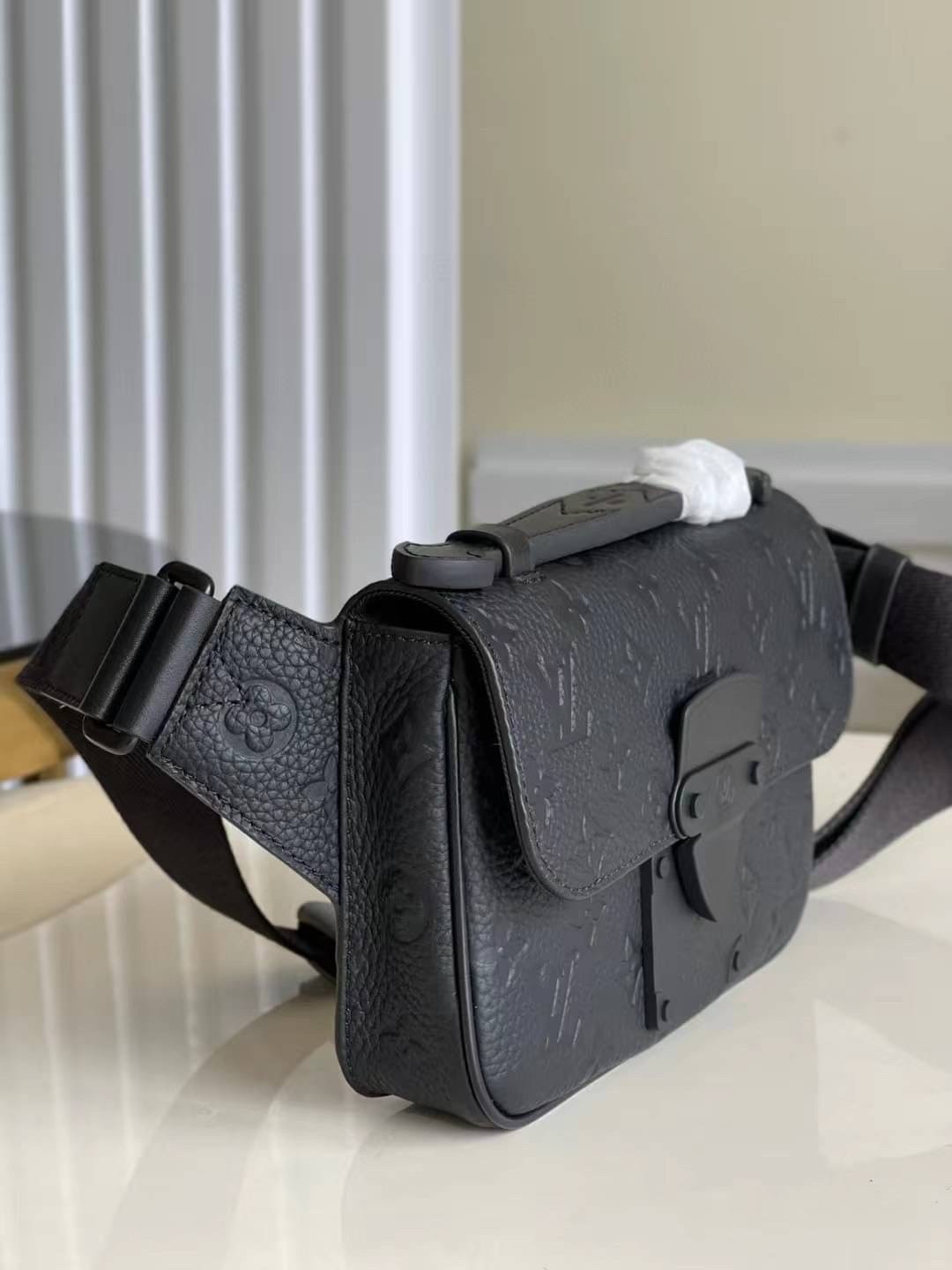 LV S Lock Slingbag Monogram-embossed Taurillon leather / LV Belt Bag กระเป๋าสะพาย/คาดอก หนังแท้ ดีไซส์ร่วมสมัย หนัง Taurillon สีดำพิมพ์ลายโมโนแกรม สุดคลาสสิก สง่างามตลอดกาล มีไว้ไม่มีเอาท์ ท่านชายควรมีมากค่ะ เกรดท็อป ออริ เทียบแท้ 1:1 เกรดดีสุด