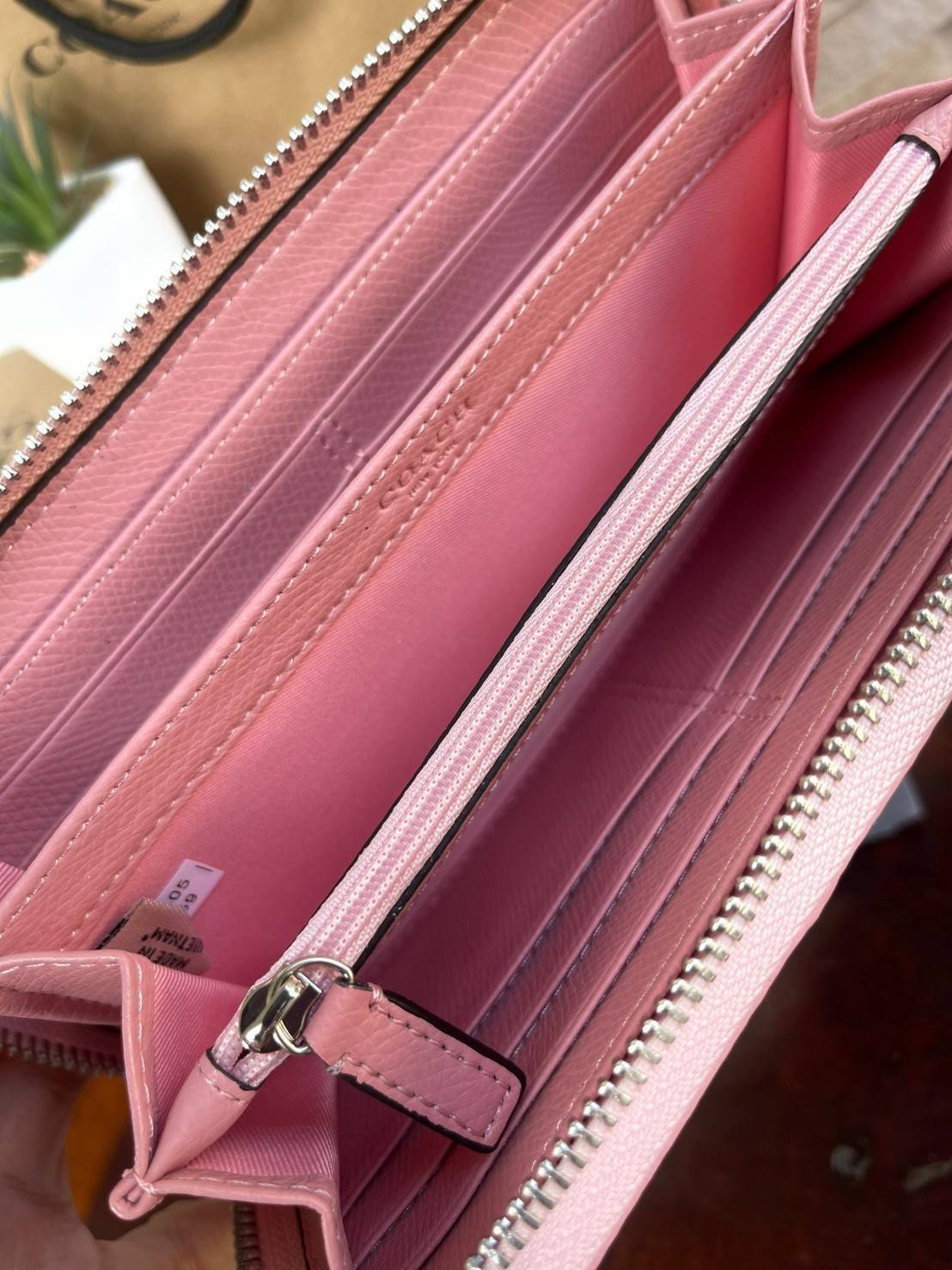 COACH F54630 ACCORDION ZIP WALLET IN SIGNATURE เป็นกระเป๋าสตางค์ที่เหมาะกับการใช้งาน นอกจากเพิ่มความมั่นใจแล้ว ยังทำให้ชีวิตของเราง่ายขึ้นอีกด้วย โดยการเปิดปิดแบบซิปรอบ สามารถใส่ธนบัตร เหรียญ บัตรต่างๆได้หลายใบเลยทีเดียว ขนาดของกระเป๋าสามารถถือแทนกระเป๋าค