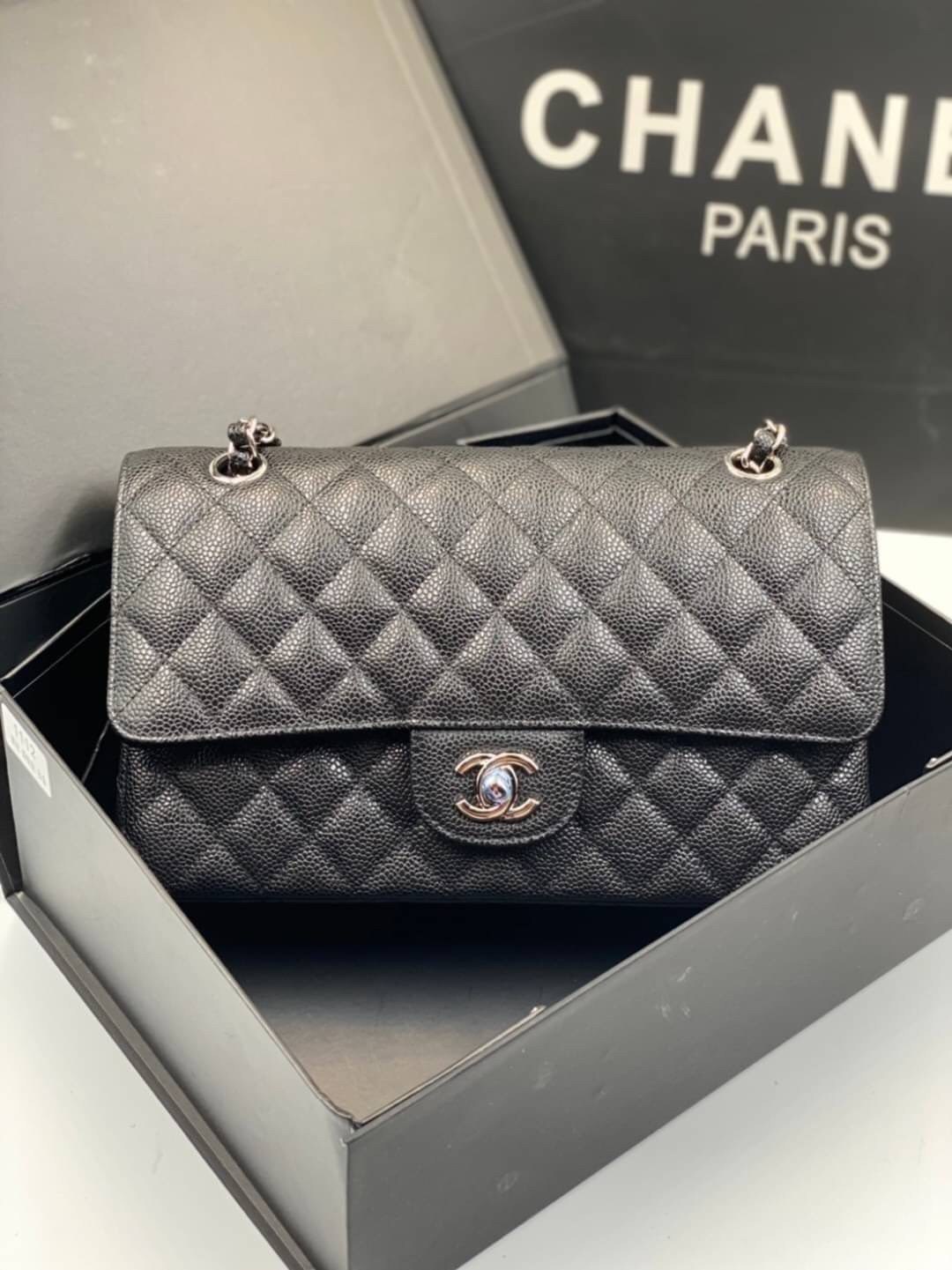 VIP GIFT 】หนังแท้ CHANEL Classic black caviar (อะไหล่เงิน/ทอง) กระเป๋าสะพาย LOOK Cool ใบนี้ ไม่มีถือว่า Out มากๆ ไม่ต้องพูดถึงความสวยเยอะ เพราะยอดขายถล่มทลาย ไม่มีไม่ได้แล้วค่าา