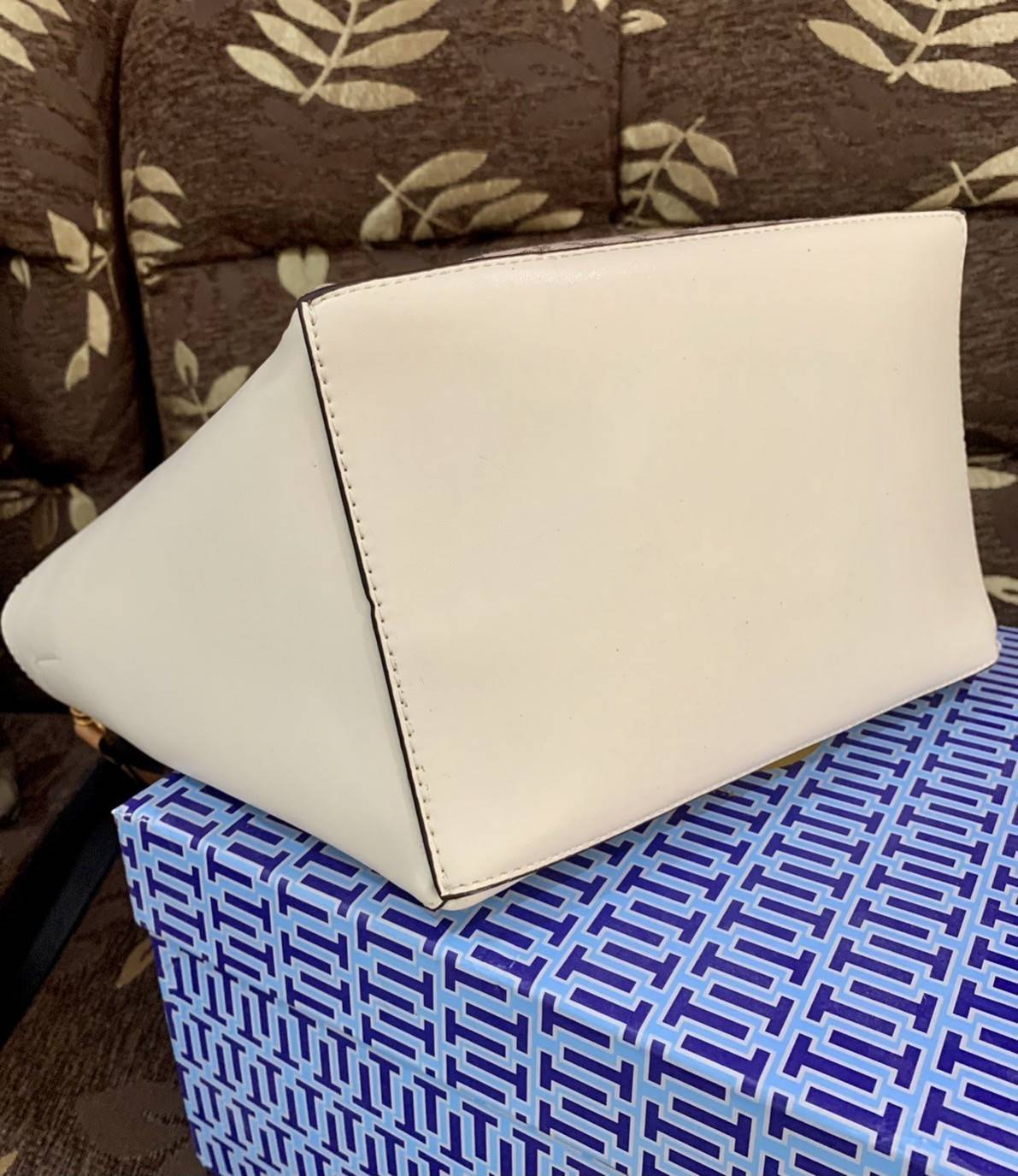 TORY BURCH T Monogram McGraw Braided Dragonfly Bag / TORY BURCH T MONOGRAM FLORAL CROSSBODY BAG กระเป๋าสะพายน้องใหม่มาแรง ลวดลาย Monogram ดีไซน์เก๋ วัสดุ calfskin อะไหล่สีทอง รูปทรงถักเปียด้านข้าง สายรุดประดับด้วยดอกได้ที่ทำจากหนัง สไตล์เรียบง่ายแต่ดูหรูส