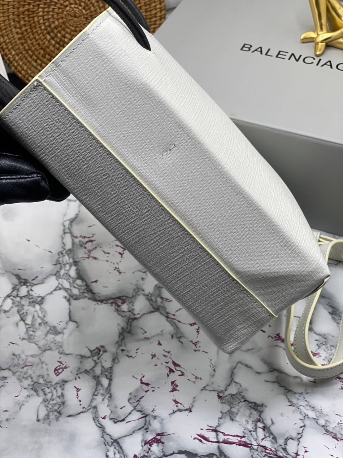 หนังแท้ BALENCIAGA XXS TOTE / Balenciaga shopping tote xxs พกกระเป๋าช้อปปิ้ง ไปทุกที่ในฤดูกาลนี้ ดีไซน์ที่ใช้ได้ทุกวันตั้งแต่หนังแบบมีเท็กซ์เจอร์ ภาพสินค้าถ่ายจากงานขายจริง ใช้งานต่างประเทศได้