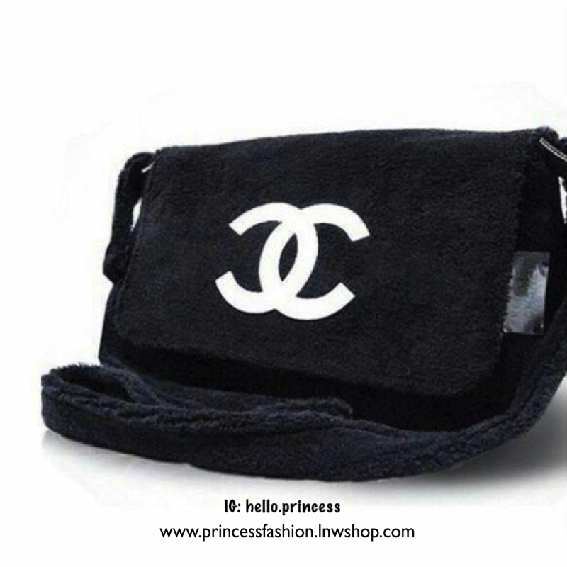 พร้อมส่งรุ่นขายดี! ฮิตที่สุด! Chanel Beaute Crossbody Bag กระเป๋าถือหรือสะพายพรีเมี่ยมของเเท้จาก Chanel Cosmetic Counter VIP Gift รุ่นแนะนำวัสดุขนวูฟหนานุ่มตัดโลโก้แบรนด์หนังแก้วสวยโดดเด่น น้ำหนักเบา เปิดปิดด้วยฝาปิดกระดุมแม่เหล็ก ใบใหญ่กำลังดีใส่ ipad กร