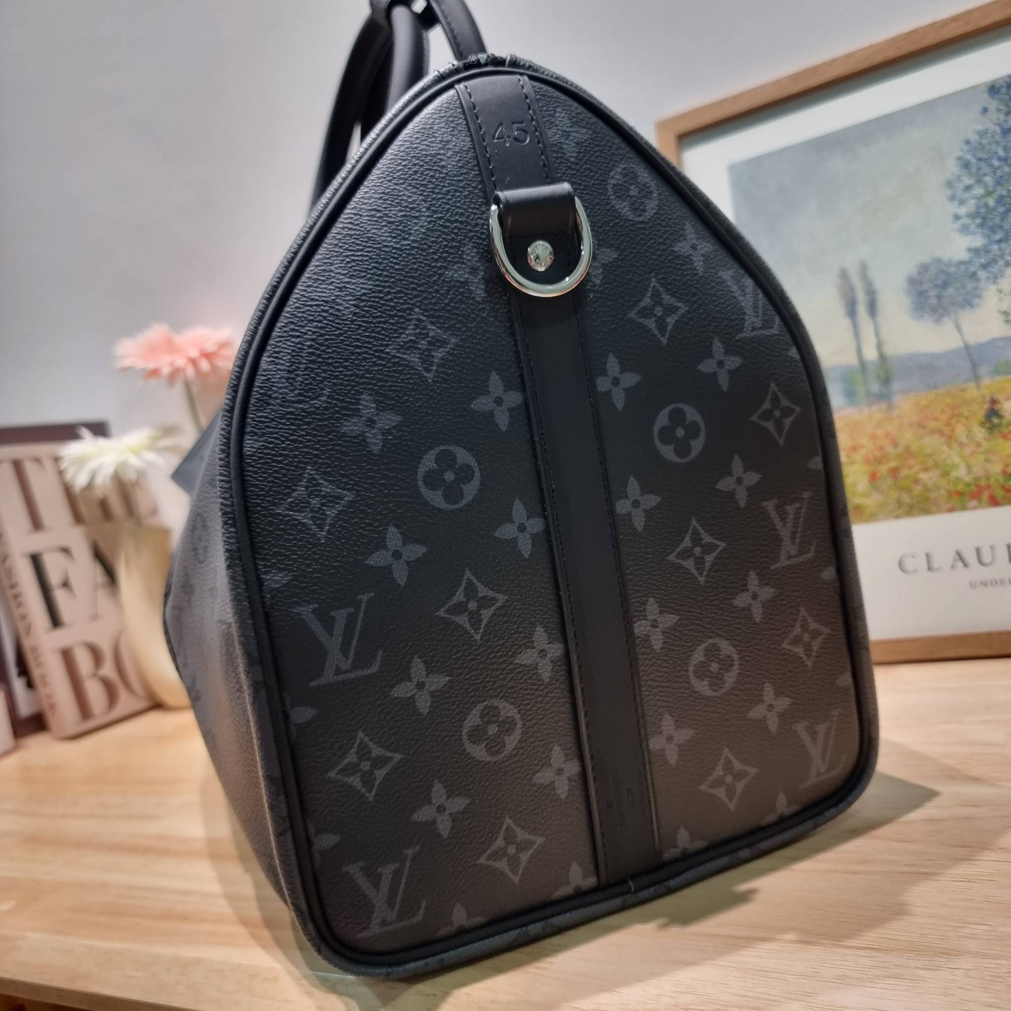 LV KEEPALL BANDOULIERE MONOGRAM ECLIPSE REVERSE กระเป๋าเดินทางสุดคลาสสิค ทึ่ใครๆก็เฝ้ารอ ไอเท็มที่จะทำให้การเดินทางไม่ธรรมดาอีกต่อไป ด้วยดีเทลความเป็นเอกลักษณ์ เรียบแต่หรู วัสดุหนังแคนวาสคุณภาพดี ลวดลายโมโนแกรม เปิด-ปิดด้วยซิปแน่นหนา มีกุญแจล็อคได้ มีสายส