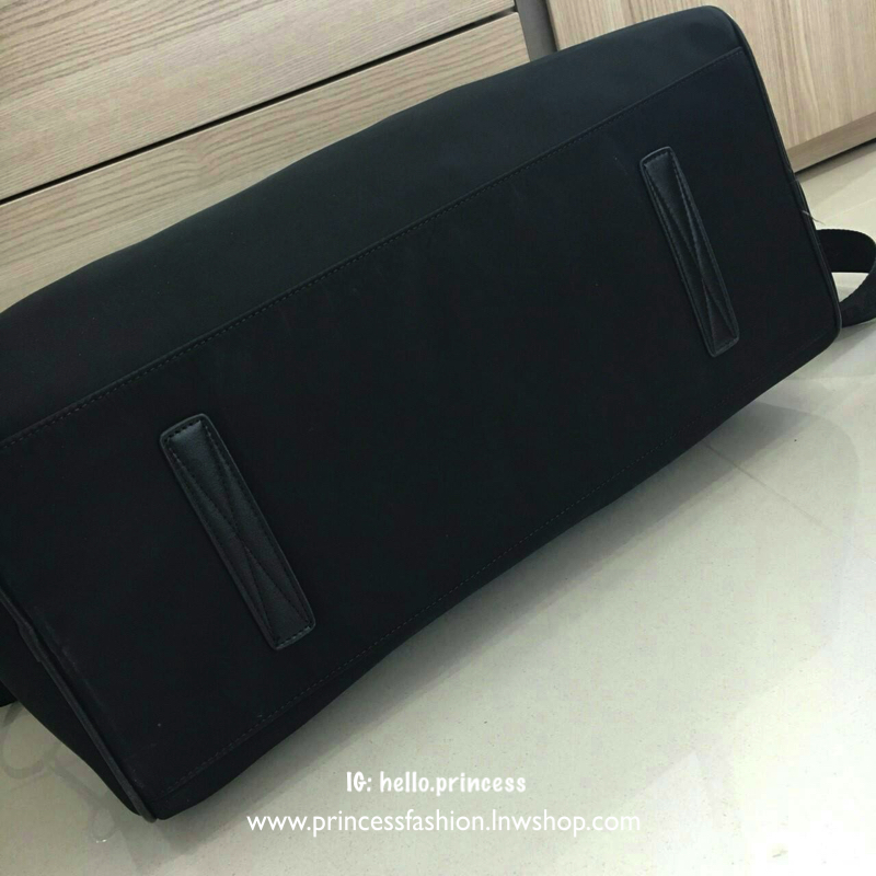 ของมันต้องมี♡ มาใหม่กับ กระเป๋าทรง Travel Bag ใส่ของได้เยอะมาก ไปต่างประเทศได้สบายคะ หมดห่วง *ผู้หญิงทุกคนต้องมี ตัวกระเป๋าทำจากผ้า Nylon อย่างดี สามารถกันน้ำได้ ทรงสวยมากคะ มีความอยู่ทรงในระดับนึงด้านหลังมีช่องซิป มาพร้อมอะไหล่เงิน ด้านในมีป้ายหนั