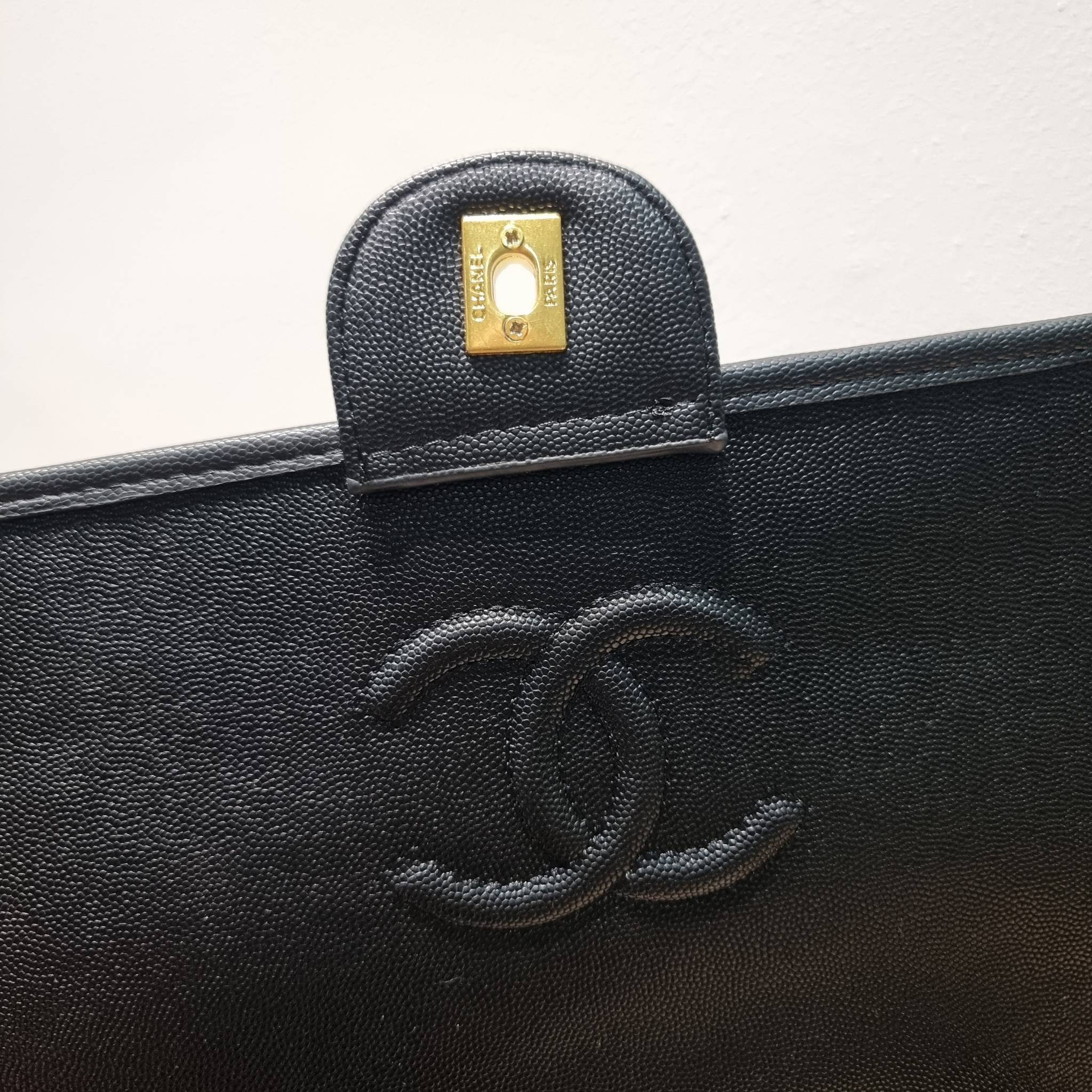 Chanel 22k backpack ที่สุดของไอเท็มที่ตัวแม่ยังต้องมี กับกระเป๋าสะพายทรงเป้ ดีไซน์สุดชิค รูปทรงสวยเป็นเอกลักษณ์ ใบใหญ่จุของคุ้ม สะพายออกทริปไปเที่ยวได้สบายๆ วัสดุหนังลายคาเวียร์ ผิวสัมผัสดี