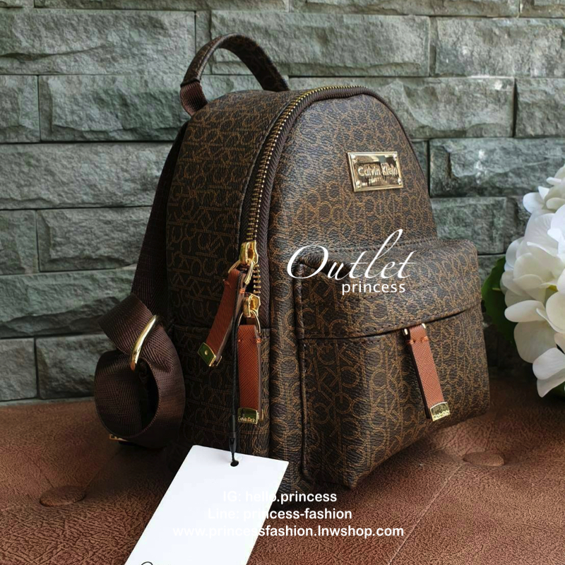 Calvin Klein Monogram mini backpack กระเป๋าสะพายเป้รุ่นใหม่ชนช้อป รุ่นยอดนิยม วัสดุ Saffiano PVC คุณภาพดี นิ่ม น้ำหนักเบา ด้านหน้าประดับด้วยโลโก้แบรนด์สุดหรู กระเป๋าโลโก้แบรนด์รอบใบ เปิดปิดกระเป๋าด้วยซิปสะดวกใช้ ที่จับหัวซิปปั้มแบรนด์ มีช่องซิปด้านหน้ากระ