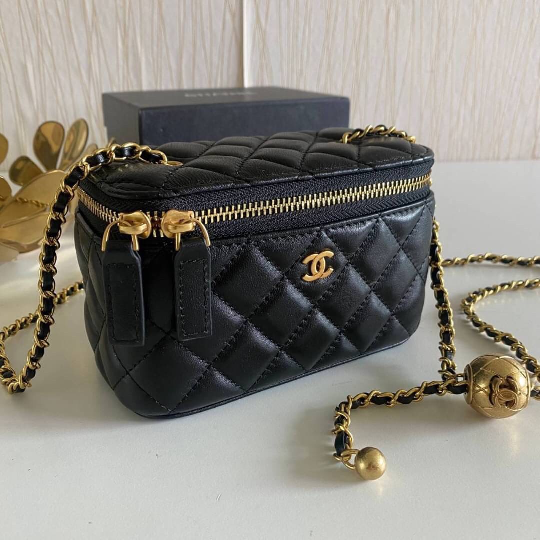 VIP GIFT 】หนังแกะแท้ CHANEL Box With Chain สายโซ่ทองหรูมาก หนังเรียบฟู ขึ้นเงา กระทบแสงยิ่งสวยค่าา โทนสีสวยสดใส เหมาะมากสำหรับสาวๆ ชิคๆ ต้องบอกเลยรุ่นนี้เหล่าเซเลบใช้กันเยอะมากๆ แค่อะไหล่ก็หรูไปเดินครึ่งแล้วค่าา😁 พร้อมส่งที่ไทยที่นี่ที่เดียว