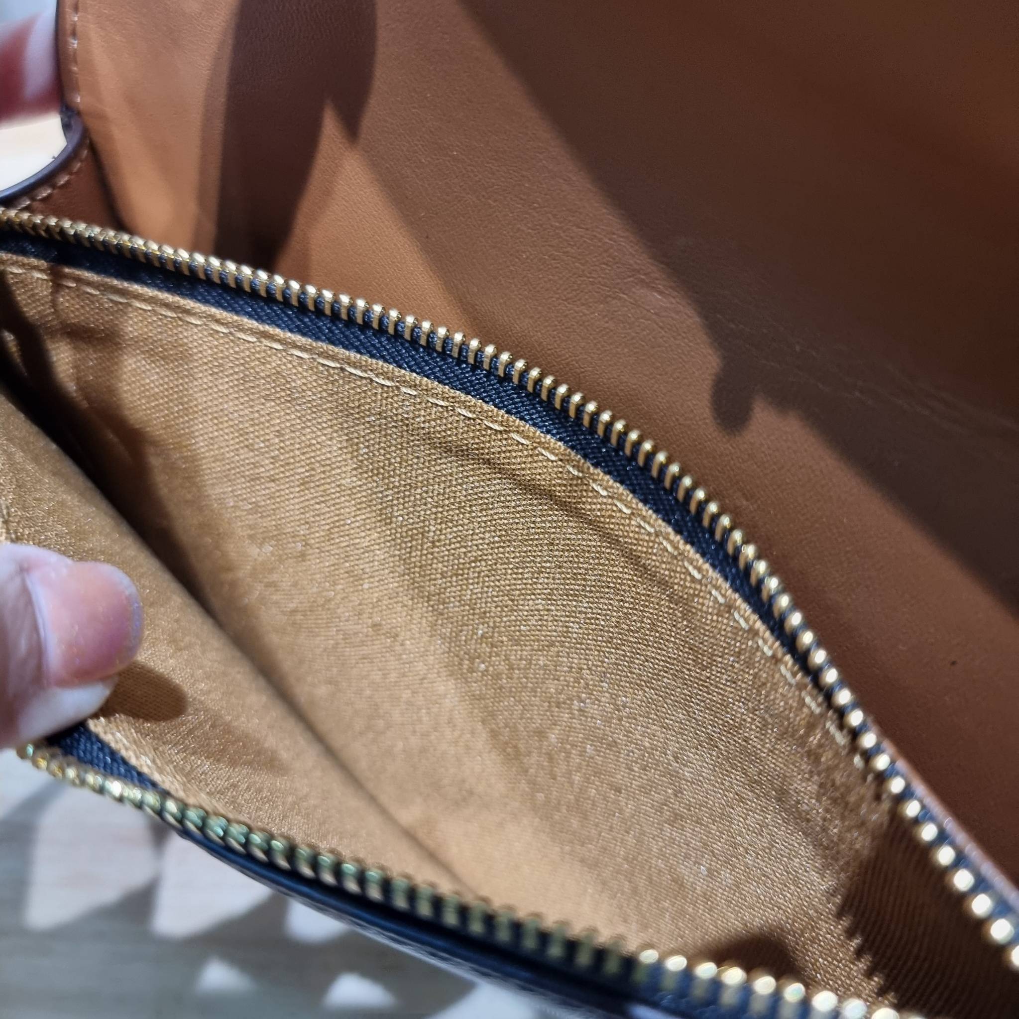 CELINE WALLET ON STRAP IN TRIOMPHE CANVAS AND LEATHER อีกหนึ่งรุ่นยอดนิยม กระเป๋าสะพายกึ่งคลัทช์ ในรูปแบบกระเป๋าสตางค์ ให้พกพาได้ง่าย ใส่ของสำคัญ มือถือ หรือบัตรต่างๆได้