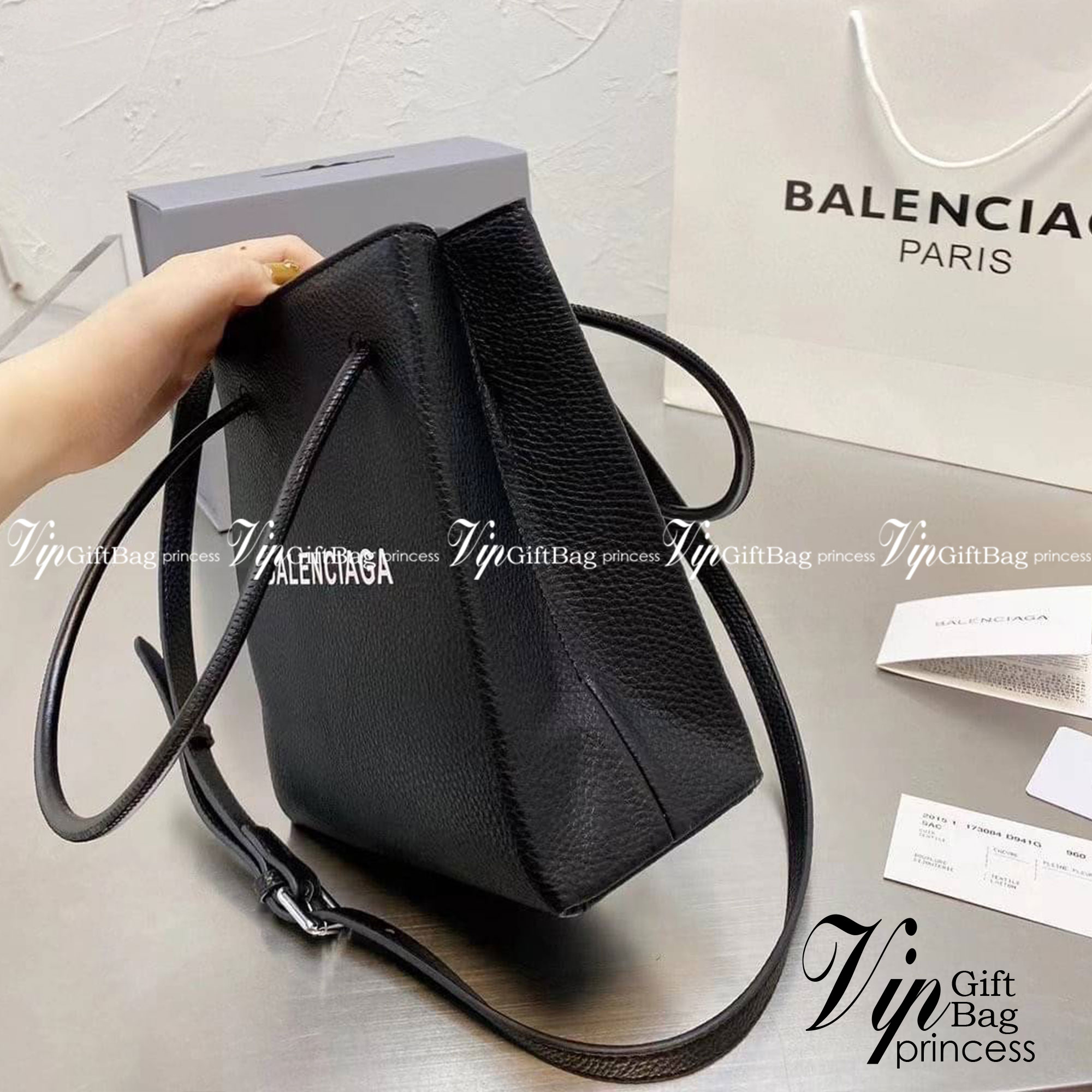 BALENCIAGA Shopping Tote Bag กระเป๋าทรงช็อปปิ้งทรงโท้ท ภายในโล่งๆไปเลย ใส่ของได้สบายๆ จุใจแบบเน้นๆ มาพร้อมสายสะพายครอสบอดี้จะคล้อง จะสะพายข้าง ก็สวยเลิศ ราคานี้คือคุ้มที่สุด ต้องมีแล้วจ้าไอเท็มเด็ดแบบนี้
