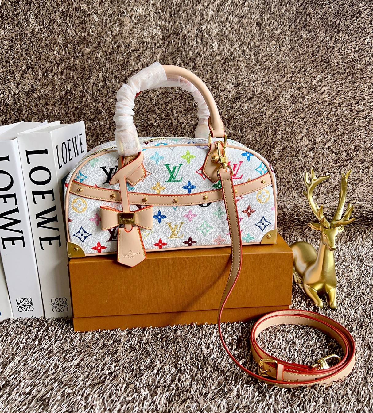 ORI หนังแท้ | LV x TM Handbag East West Murakami ซีซั่นนี้จะเป็นรุ่นไหนไปไม่ได้นอกจากรุ่นใหม่ล่าสุด พิมพ์ลายโมโนแกรมทั้งใบทรงล้ำสมัย หนังแท้นิ่มอย่างดี ประดับด้วยหมุดโลหะสีทองสุดหรูค่ะ