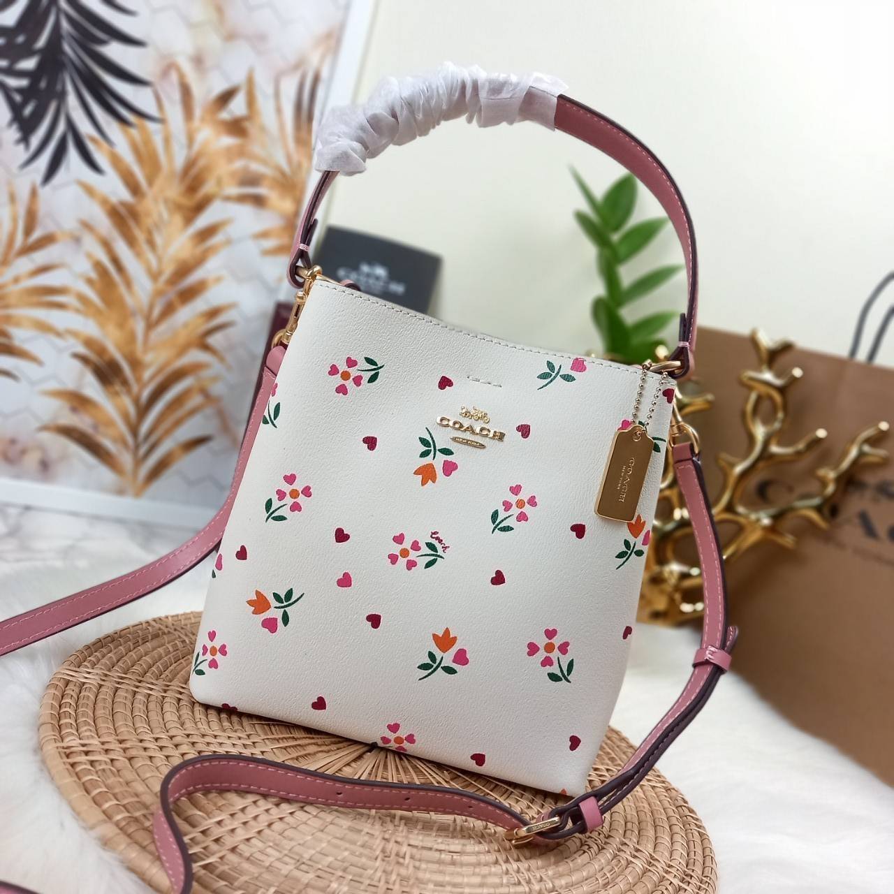 COACH SMALL TOWN BUCKET BAG WITH HEART PETAL PRINT(C7975//C7976)🌺💞กระเป๋าถือ กระเป๋าสะพาย ทรงฮิตยอดนิยมตลอดกาล>>ปริ้นลายดอกไม้รูปหัวใจมินิ น่ารักเกินเบอร์มาก🥰 ไม่ว่าจะออกมาคอลเลคชั่นไหนๆ ก็ครองใจสาวๆไปได้ทุกรุ่น/ วัสดุหนังแคน