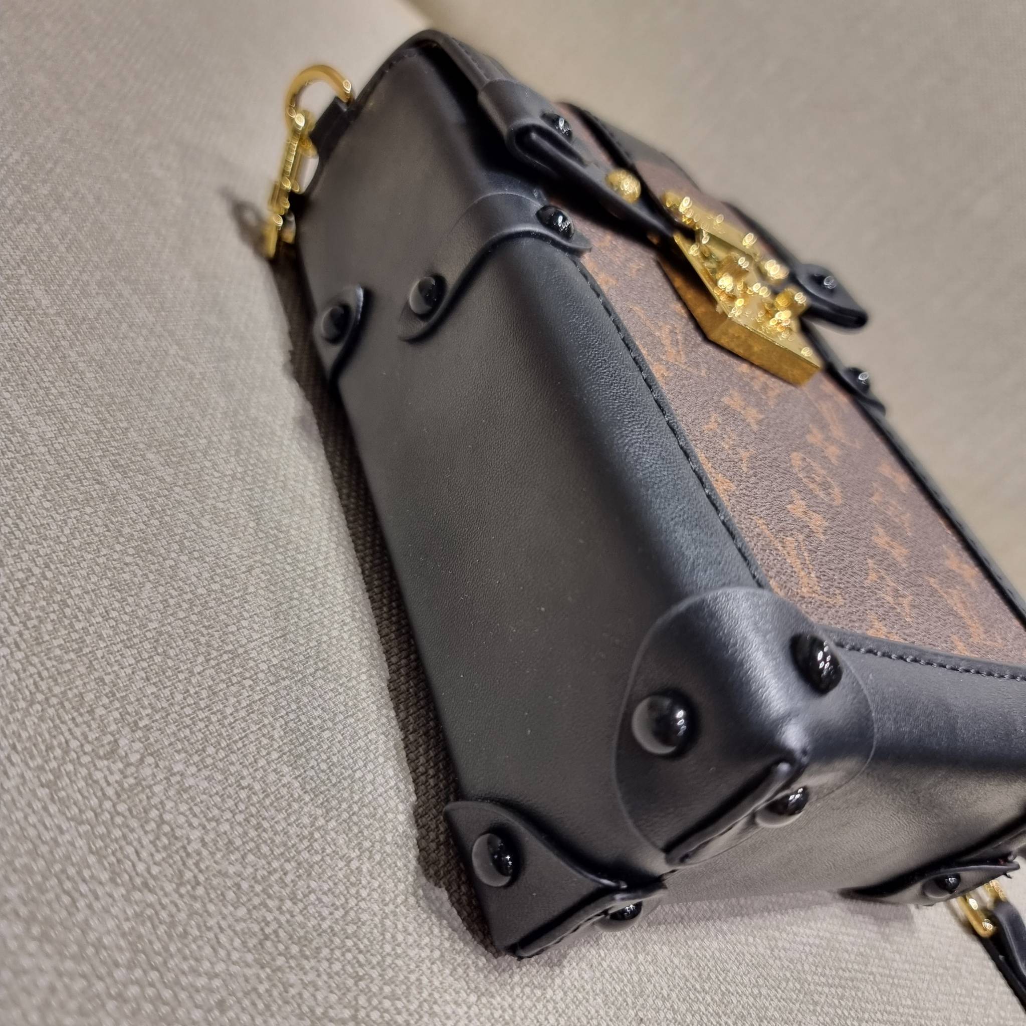 VIP 🥂 LV VERTICAL TRUNK POCHETTE ฮิตไอเท็มที่ใครๆก็อยากครอบครอง กระเป๋าทรงทรังค์ ยูนิเซ็กส์ที่ใช้ได้ทั้งชายและหญิง ด้วยดีไซน์คลาสสิคแฝงดีเทลความเป็นผู้ดี ทำให้ใบนี้ดูโดดเด่นและเป็นเอกลักษณ์ วัสดุหนังแคนวาสสลับหนังแท้ เปิด-ปิดด้วยอะไหล่แบบกดล็อค แน