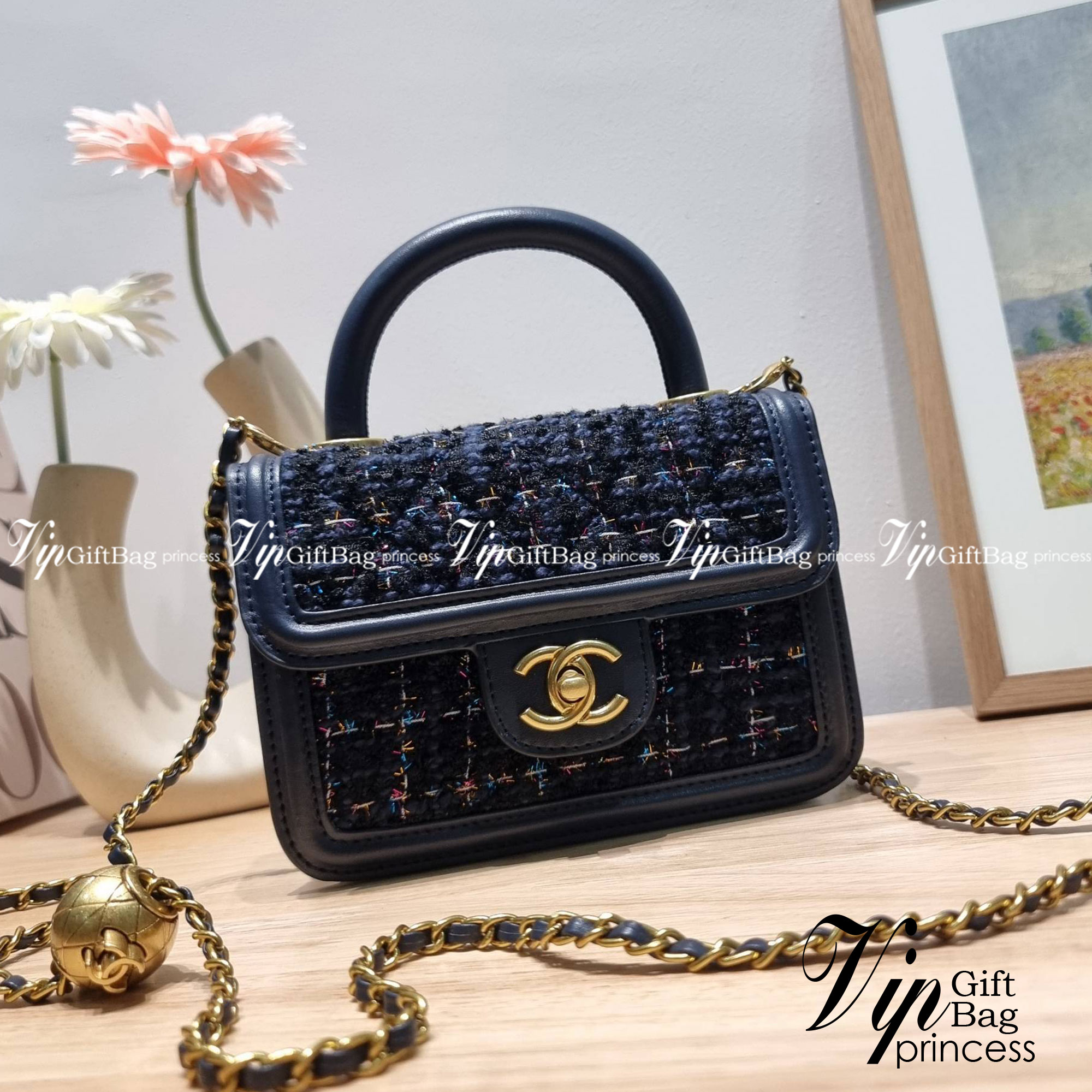 Chanel tweed mini flap bag / Chanel mini top handle กระเป๋าสะพายงานผ้าทวิตเอกลักษณ์เฉพาะของแบรนด์ งานสวยเป๊ะ มาพร้อมสายยาวถอดออกถือสวยๆเริ่ดๆ คิวท์มาก!! ดีเทลน่ารักเพียบ!!