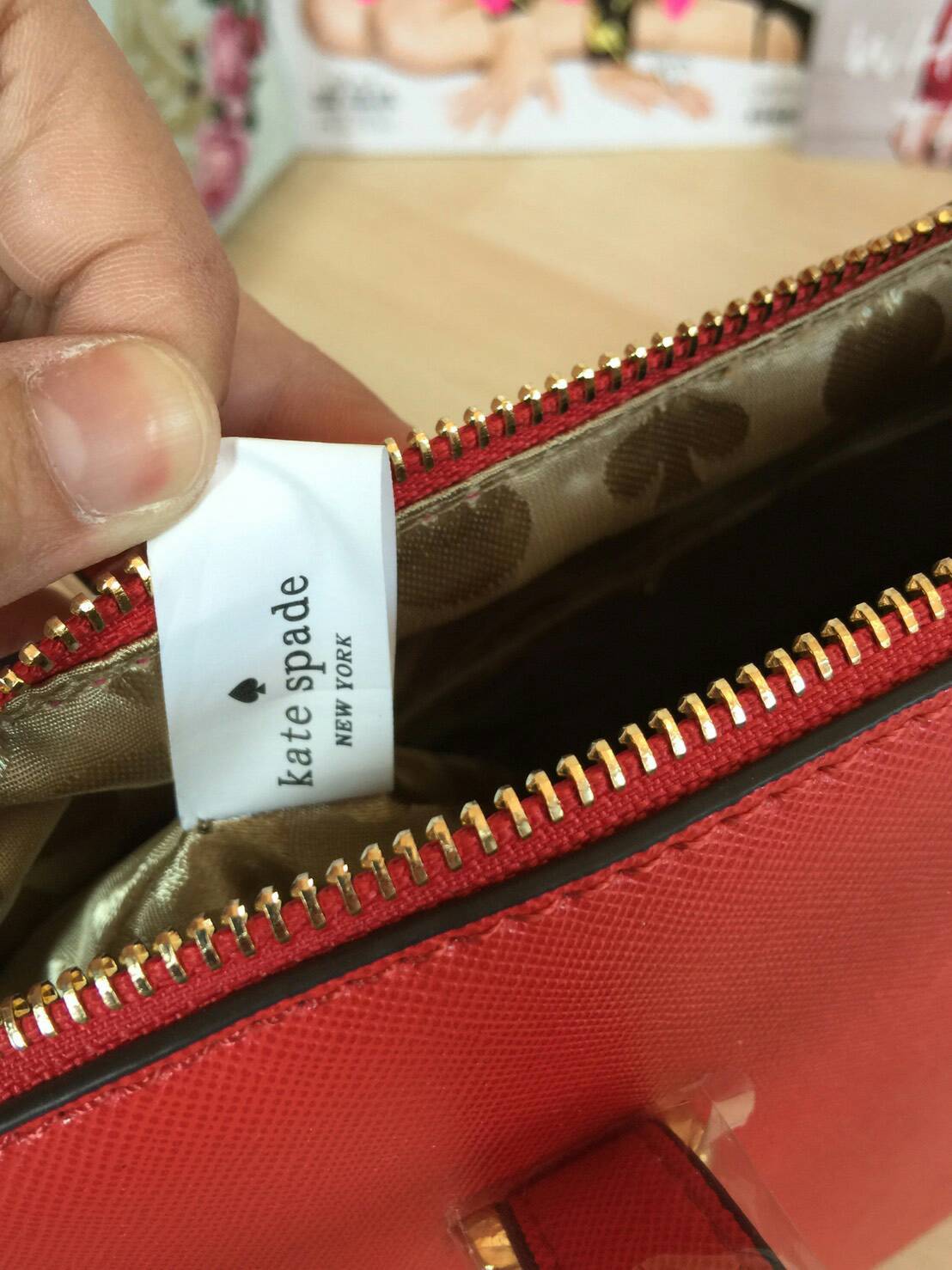 New in !!!! Kate spade new york Bagกลับมาอีกรอบกับรุ่นขายดีค่ะ!!! กระเป๋าถือหรือสะพายข้างทรงฮิต ลายหนังซาฟเฟียโน่สวย ด้านหน้าปั้มโลโก้แบรนด์ เปิดปิดกระเป๋าแบบซิปด้านในโล่งกว้างใส่ของได้จุนะค่ะรุ่นนี้ ภายในกระเป๋ามีช่องซิปและช่องเล้กให้ใส่ของจุกจิกค่ะ. ด้า