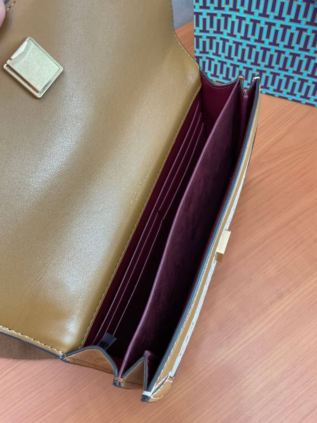 TORY BURCH 81000 MINI T MONOGRAM JACQUARD SHOULDER BAG คอลเลคชั่นฤดูใบไม้ผลิ 2021 กระเป๋าสะพายรุ่นใหม่จาก Tory Burch ดีไซน์สวยคลาสสิค แฝงไว้ด้วยความหรู ลวดลายผ้าแจ็คการ์ด T Monogram บนกระเป๋า Tory Burch นี้ เป็นการยกย่องให้กับงานควิลท์ชาวเพนซิลเวเนียดัตช์