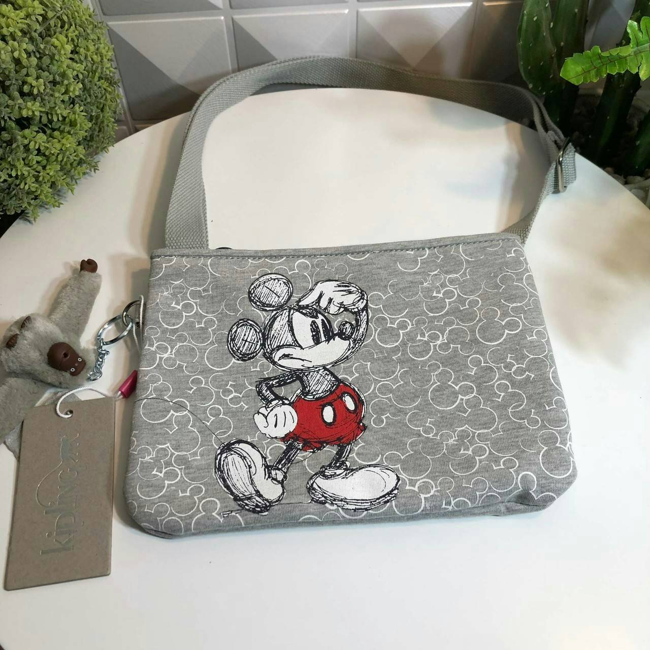 Kipling MAY Small 2-in-1 Pouch and Crossbody กระเป๋าสะพายหรือคาดเอว ขนาดมินิรุ่น Limited ทรงน่ารัก น้ำหนักเบา ใช้ได้ทั้งสองด้าน ด้านหน้ามีสกรีน mickey mouse ด้านหลังประดับโลโก้ มาพร้อมพวงกุญแจแบรนด์ เปิดปิดด้วยซิปสะดวกใช้ หัวซิปแบรนด์ มีหนึ่งช่องซิป และสา