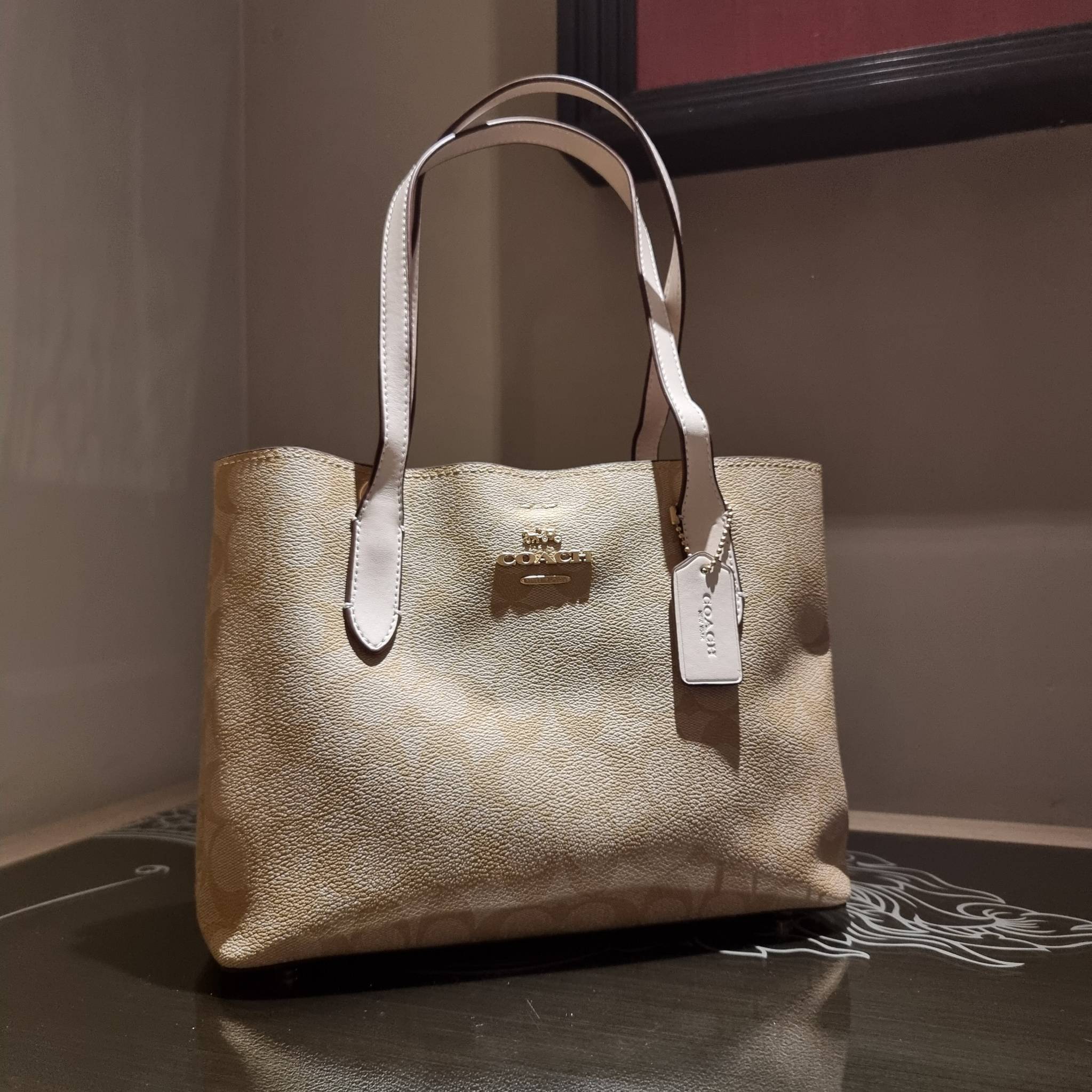 OUTLET 】COACH 73293 MINI AVENUE CARRYALL IN SIGNATURE CANVAS กระเป๋าสะพายรุ่นคลาสสิค คัมแบคแล้วจ้าแม่!! ไซส์กำลังสวย วัสดุหนังแคนวาสคุณภาพดี ด้านข้างเก็บทรงได้ เปิด-ปิดด้วยกระดุมแม่เหล็ก ใช้งานง่าย มีช่องซิป ใบนี้เห็นเล็กๆ แต่จุได้เยอะพอสมควรเลยน้า ɣ
