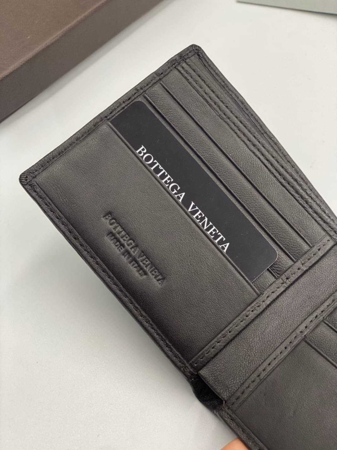 VIP 】หนังแท้ BOTTEGA VENETA WALLET กระเป๋าสตางค์ใบสั้นคุณผู้ชาย รุ่นตามหา มาเท่าไหร่ไม่เคยพอเลยค่า เป็นรุ่นคลาสสิกที่หยิบมาใช้งานได้บ่อยที่สุด งานหนังลูกวัวแท้ทั้งใบสวยมากนะคะ ใช้ทนทานได้นานเลยค่ะ ภาพสินค้าถ่ายจากงานขายจริง พร้อมส่งที่ไทยราคาสุดคุ้มห้ามพล