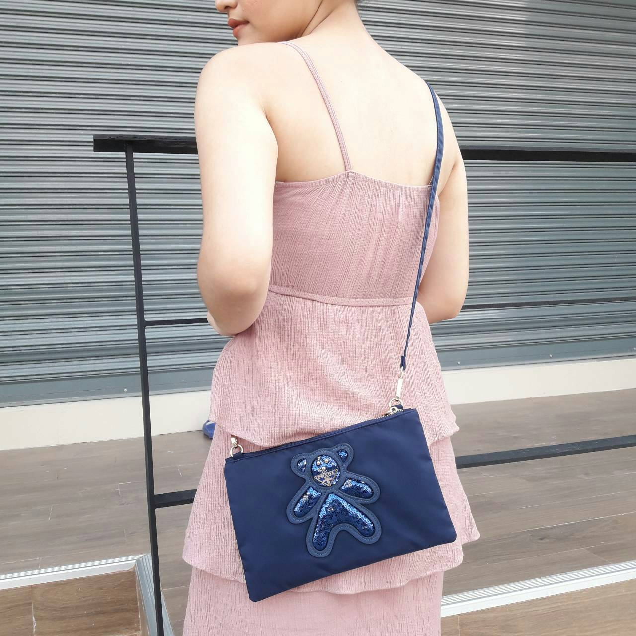 Best Seller!! กระเป๋าอเนกประสงค์ทรง clucth & crossbody จาก งานพรีเมี่ยมกิ้ฟ จากเคาเตอร์ต่างประเทศคะ แบรนด์ PRADA มาค่า เป็น กระเป๋าผ้าไนล่อน ตามแบบฉบับของแบรนด์เลย ใบนี้มีสายยาวให้คะ เลิศมาก สะพายเป็น shoulder bag ได้เลย ขนาดกำลังดีคะ ใส่มือถือได้ทุกรุ่น 