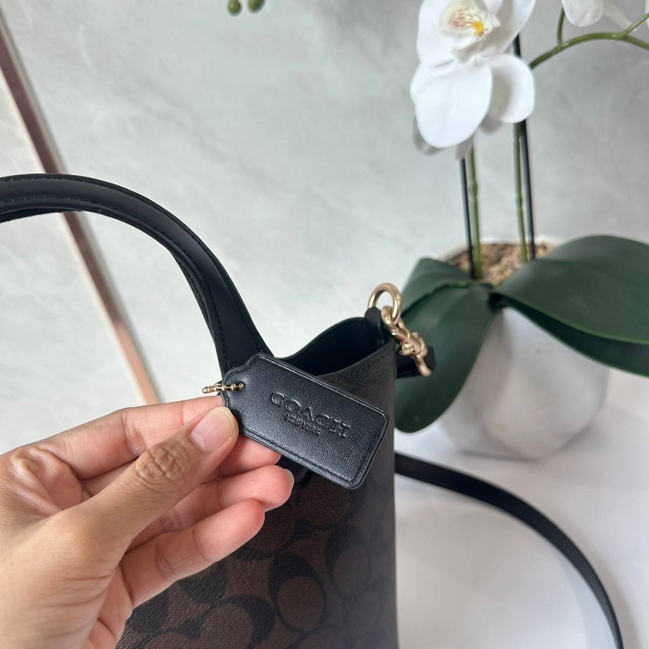 พร้อมส่ง 5 สี COACH HANNA BUCKET BAG กระเป๋าถือ/สะพายข้างทรงบักเก็ตรุ่นใหม่ดีไซน์เก๋น่ารัก เกรดท็อปออริ เกรดดีสุด สลับแท้ 1:1