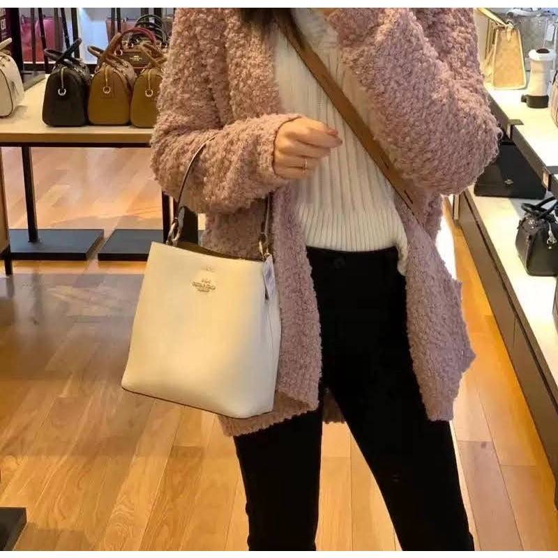 COACH 1011 SMALL TOWN BUCKET BAG รุ่นยอดนิยมใบเล็ก กระเป๋าทรงบัคเก็ต สีคลาสสิคเรียบหรู ตัดกับโลโก้สีทองดูโดดเด่น วัสดุหนัง pepble สวยคมทุกมุมจริงๆ!! เปิด-ปิดด้วยกระดุมแม่เหล็กทั้ง 2 ฝั่ง ภายในเป็นช่องโล่ง มาพร้อมสายสะพายปรับได้ตามตัว ขนาดใบนี้กำลังสวย สะพ