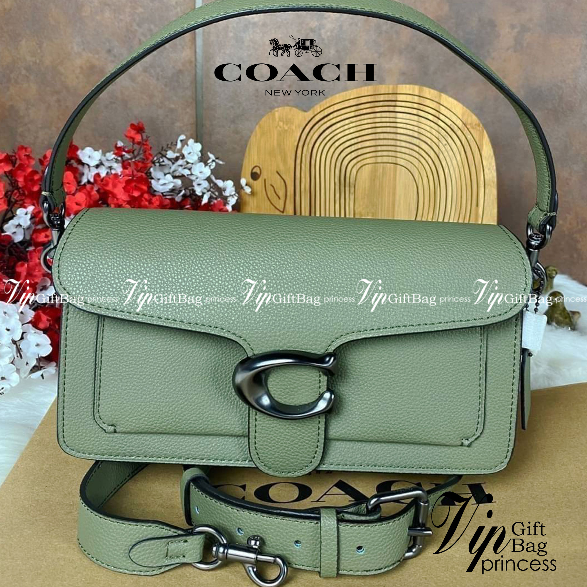 COACH TABBY SHOULDER BAG 26 ((73995)) พัฒนามากจากกระเป๋า Coach รุ่นดังยุค 1970 ทำจากผ้า Canvas เคลือบลายซิกเนเจอร์ หนังลายกรวดและหนังกลับ ด้วยวัสดุคลาสสิค มากับสายที่ถอดได้ถึง 2 สาย ไม่ว่าจะเป็นสายหิ้วหรือสายสะพาย หนังลายกรวดและหนังลูกวัวแบบเนื้อละเอียด แ