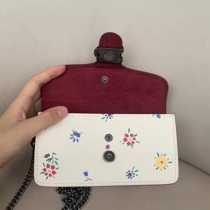 COACH TABBY CROSSBODY WITH WILDFLOWER PRINT ((810)) พร้อมส่งที่ไทยค่ะ! กระเป๋าสะพายครอสบอดี้ร์หรือสามารถถือแบบคลัทออกงานสวยๆได้เลยนะคะ วัสดุหนังแท้ หนังนิ่มค่ะ