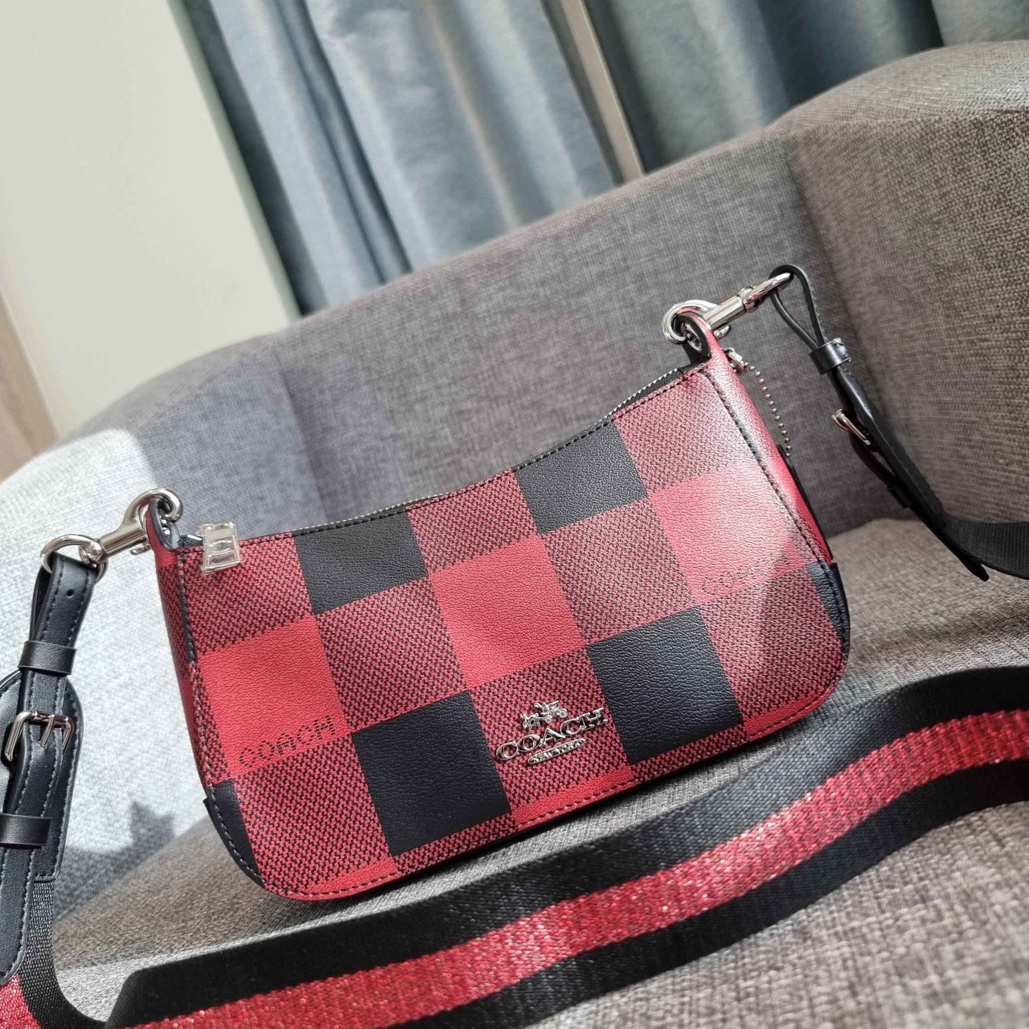 OUTLET 】COACH C6818 JES BAGUETTE WITH BUFFALO PLAID PRINT คอลเลคชั่นใหม่ล่าสุด พร้อมเสิร์ฟความสวยถึงบ้านเช่นเคย!! กระเป๋าสะพายทรงบาแกตต์ ดีไซน์ย้อนยุค ที่แอบแฝงความเรียบหรูดูแพงอยู่ในตัว โดดเด่นด้วยสายสะพายเส้นใหญ่ โทนสีคอนทราส ทำให้ไอเท็มนี้ดูมีลูกเล่นมา