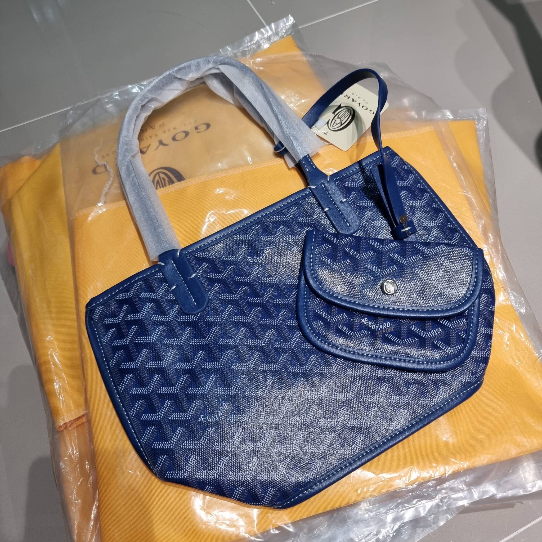 GOYARD MINI ANJOU REVERSIBLE TOTE ฮอตไอเท็ม กับกระเป๋าสะพายทรงโท้ท ไซส์มินิ กะทัดรัดมาก มาครบสีขายดี เลิศทุกสี รูปทรงคลาสสิค ดีไซน์เป็นเอกลักษณ์ ใช้งานได้หลากหลาย สามารถกลับด้านใช้ได้แบบไม่มีเบื่อ