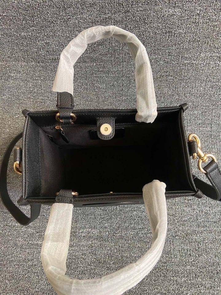 ใหม่ล่าสุด อดใจยังไงไหว COACH Dempsey Field Tote 22 C5268 โทนสีขาวล้วน ดำล้วน สุดคลาสสิก พร้อมส่งความสวยที่ไทยค่ะ! กระเป๋าทรง Tote ขนาดพอเหมาะลำตัว พกพาง่ายสะดวกได้กับทุกๆวัน ด้านหน้าปั้มโลโก้แบรนด์ตัวใหญ่สวยค่ะ;เปิดปิดกระเป๋าแบบกระดุมแม่เหล็ก ภายในใส่กระ