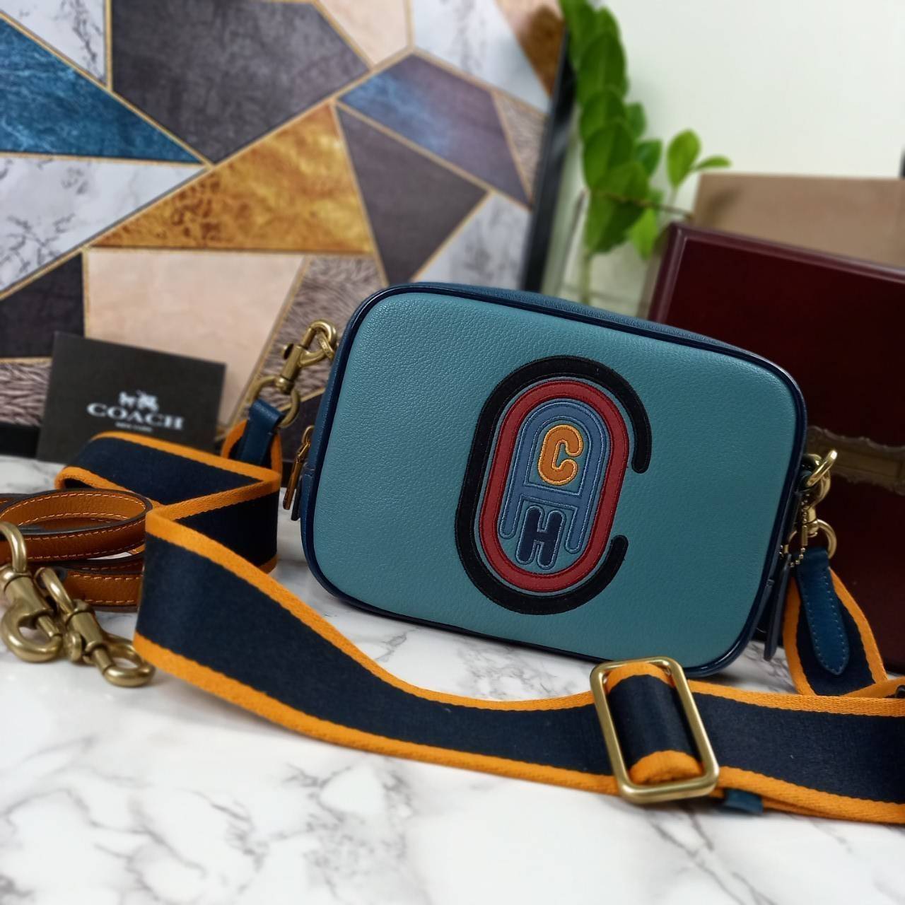 OUTLET 】COACH Camera Bag In Colorblock With Coach Patch (COACH F79278) 🍁หายากมากๆแล้วรุ่นนี้**จะถือ หรือสะพาย ได้ตามใจสั่ง //วัสดุหนังแท้เต็มใบ คุณภาพหนังดีมากๆ ปักโลโกตัวC ด้านหน้า ดูดีแบบไม่ซ้ำใคร //มาพร้อมสายสะพาย 2 สาย >>สายหนัง และสายสป