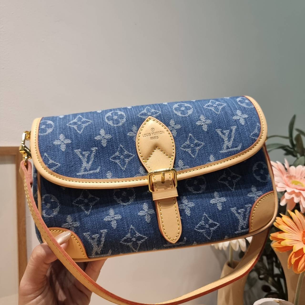 LV diane monogram denim bag กระเป๋ามัลติฟังก์ชั่น ดีไซน์ใหม่ ออกมาได้น่ารักน่าใช้มากๆ สียีนส์สวยมีเสน่ห์ มีสายมาให้ถึง 2 แบบ สายหนังคล้องไหล่ได้ ปรับสะพายข้างได้ และสายสปอร์ตครอสบอดี้ได้