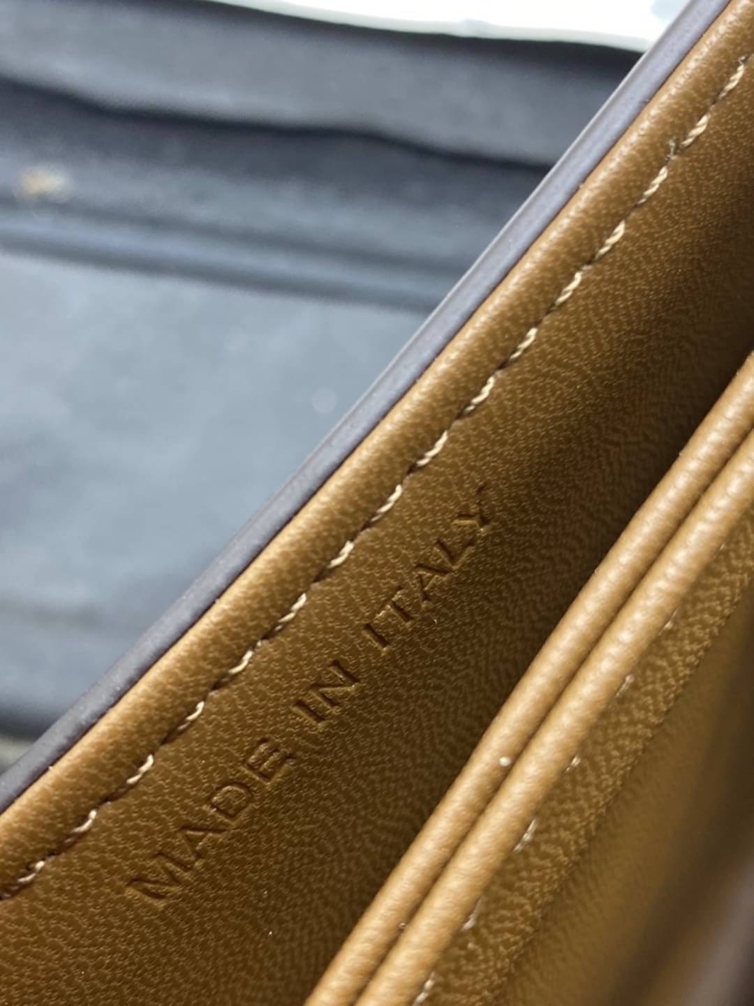 CELINE TRIOMPHE CROSSBODY BAG / CELINE TEEN ดีไซน์ยอดนิยมสไตล์ LISA ทรงสี่เหลี่ยมหนังสวยหรูอยู่ทรงเปิดปิดด้วยฝาปิดโลโก้แบรนด์อะไหล่ทอง ภายในมีช่องหลัก ช่องย่อย และช่องซิป สามารถใส่มือถือของใช้จุกจิกได้เยอะ มาพร้อมสายสะพายหนังยาวปรับระดับได้ จะสะพายไหล่ CR