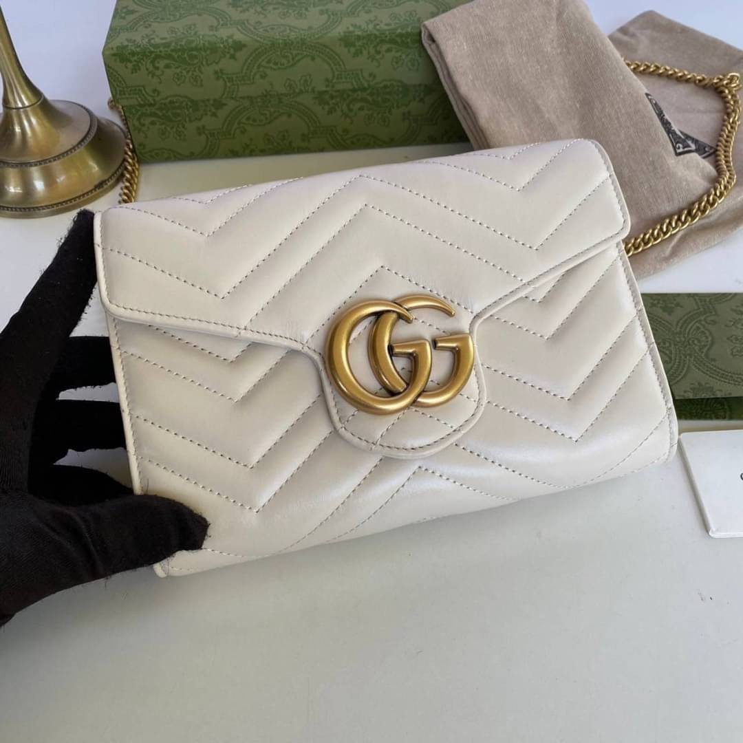 GUCCI Marmont Wallet on chain Leather / GG Marmont Chain Wallet เกรดเทพออริจินอล หนังแท้ งานสวยน่ารักมาก ใส่โทรศัพท์ได้ทุกรุ่น หนังวัวแท้นิ่มมาก ใส่การ์ด ใส่บัตร ได้เยอะมากๆ ฝ่าปิดแบบกระดุมใช้งานง่าย *กระดุมมีโลโก้ Gucci * งานสวยละเอียดยิบย่อยทุกจุด ภาพถ่