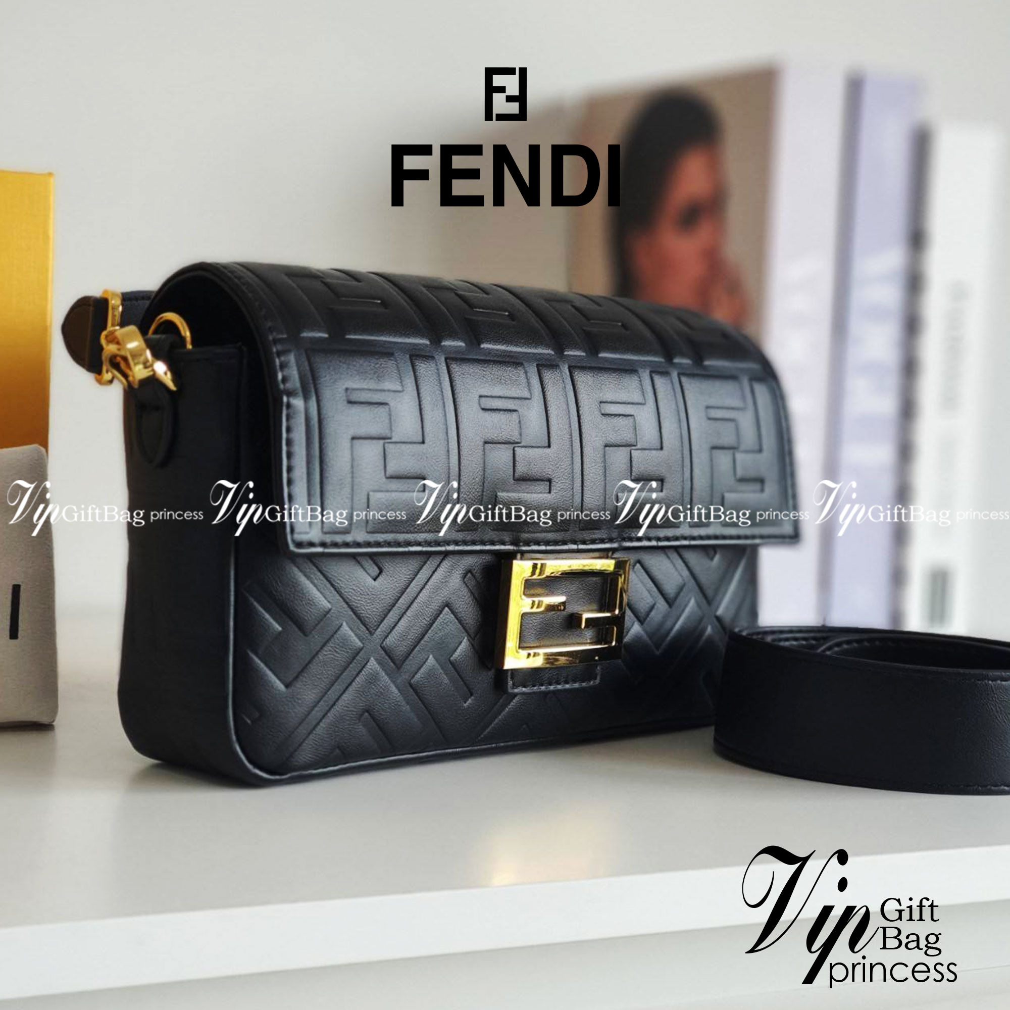 รุ่นใหม่แนะนำ!! **สวยหรูมาก กับ FENDI BAGUETTE BAG วัสดุหนังแท้ทั้งใบ ปั้มจมสัญลักษณ์แบรนด์สวยหรูมาก ด้านในบุผ้าปั้มแบรนด์ เปิดปิดด้วยกระดุมแม่เหล็ก ช่องโล่งกว้างพร้อมช่องซิป สามารถใส่ กระเป๋าสตางค์ยาวได้ มือถือได้ทุกรุ่น มาพร้อมสายสะพาย2แบบ ถอดปรับเปลี่ย