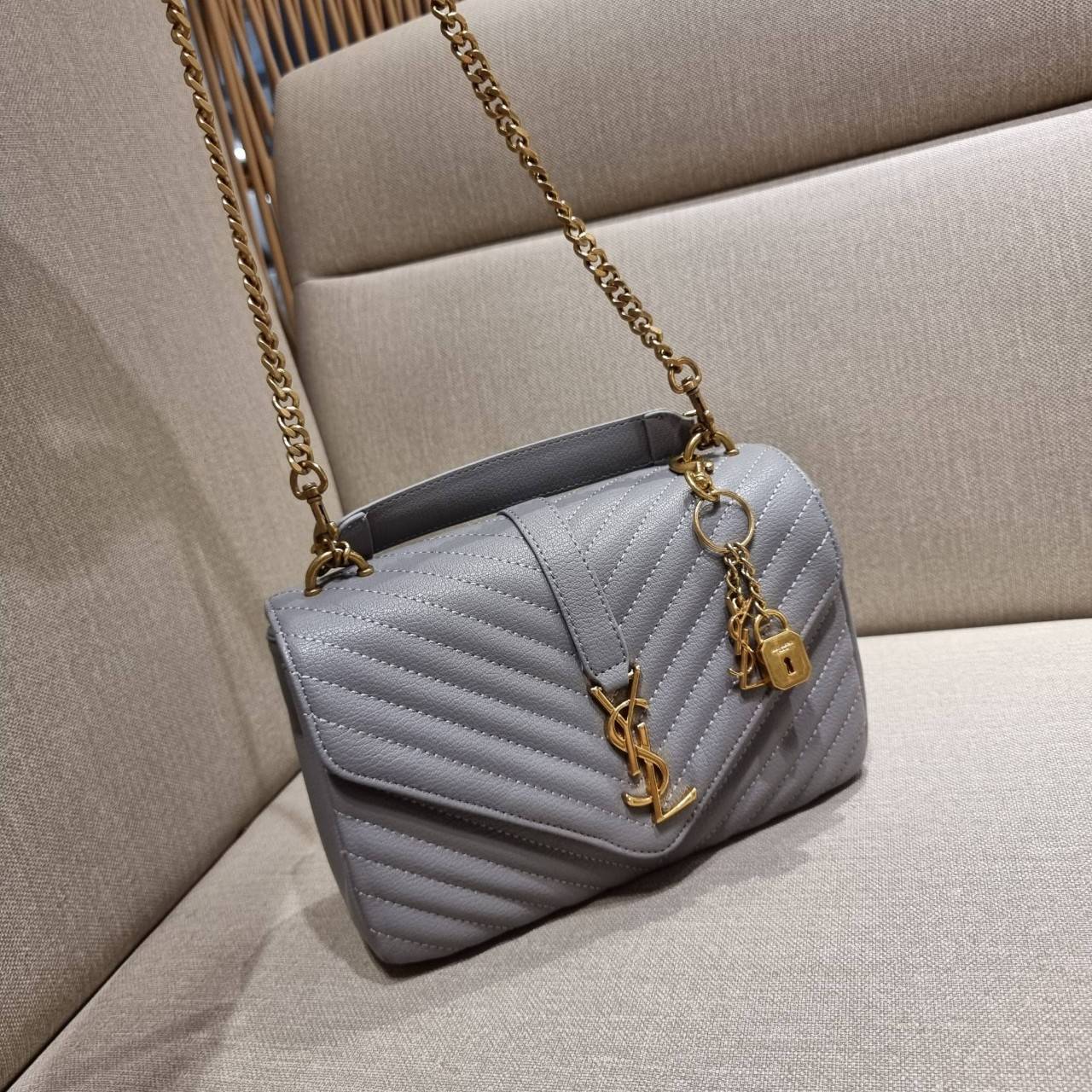 VIP 】หนังแท้ Yves Saint laurent crossbody boutique vip bag กระเป๋าสะพายไหล่ ดีไซน์ทรงสวยหรู พิเศษ แถมฟรี พวงกุญแจห้อยอะไหล่สีทอง ดูแพงไปหมดจริงๆไอเท็มนี้ วัสดุหนังสังเคราะห์ลายคาร์เวีย เปิด-ปิดด้วยกระดุมแม่เหล็ก ภายในโล่งกว้าง มาพร้อมหูจับในตัว และสายสะพา