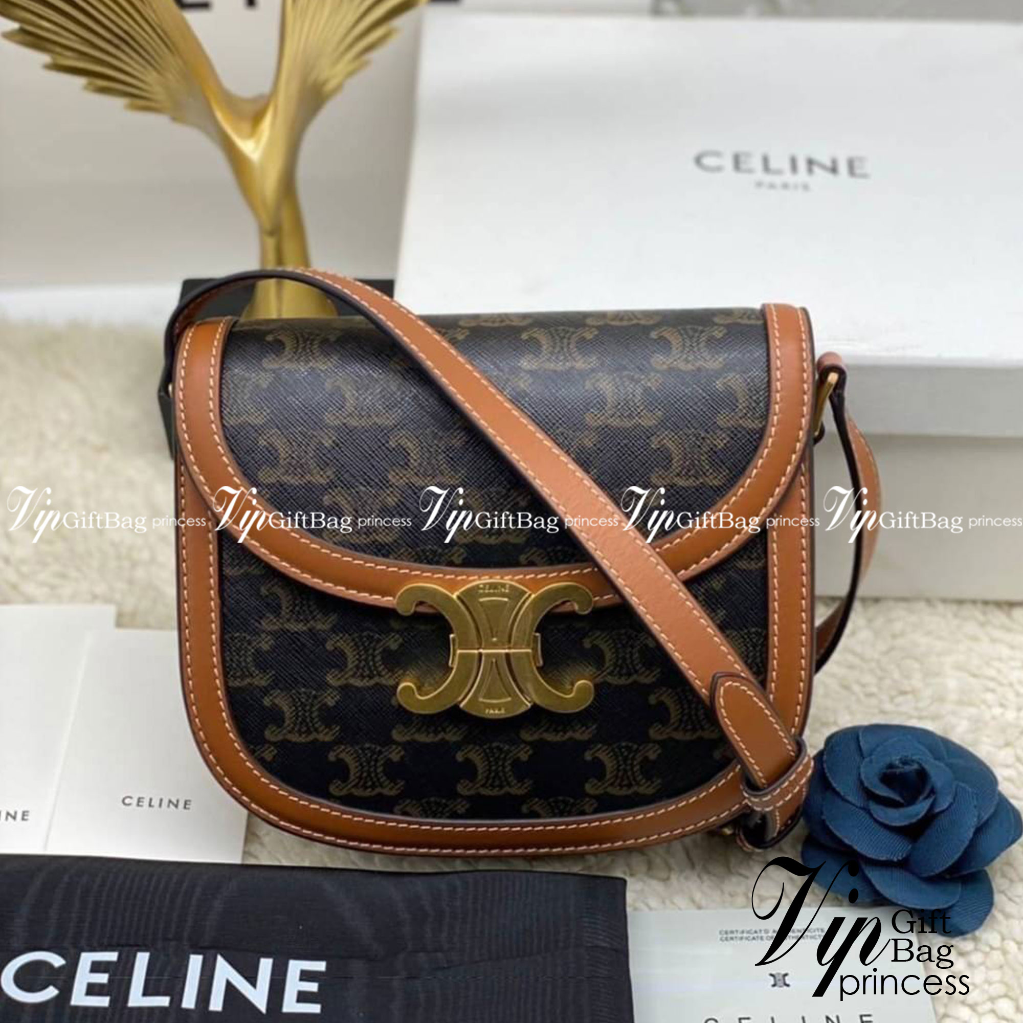 CELINE Teen BESACE TRIOMPHE in Triomphe Canvas and Calfskin Tan เกรดออริจินอล รุ่นใหม่ล่าสุด พร้อมส่งที่ไทย ภาพสินค้าถ่ายจากงานขายจริง ใช้งานต่างประเทศได้