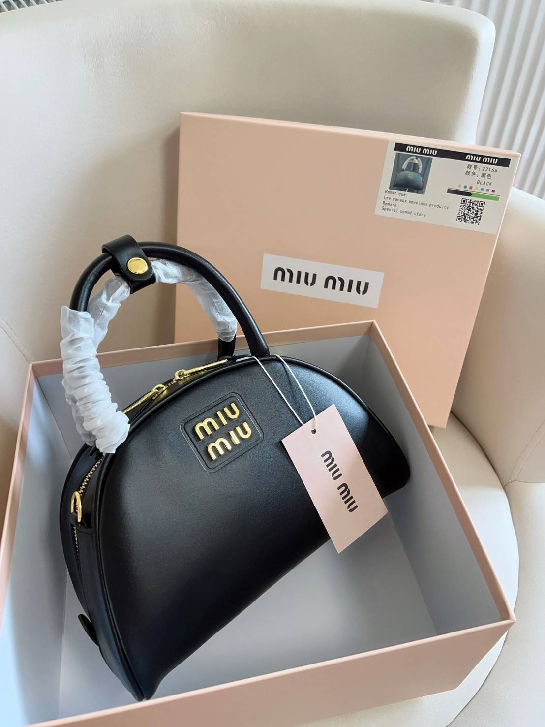 MIU MIU HALF-MOON TOP HANDLE BAG / Patent leather bowling bag / Miu Miu Leather top-handle bag กระเป๋าทรงพระจันทร์เสี้ยว หนังนิ่ม ลื่นเงา ตัดกับอะไหล่ทองได้ลงตัว