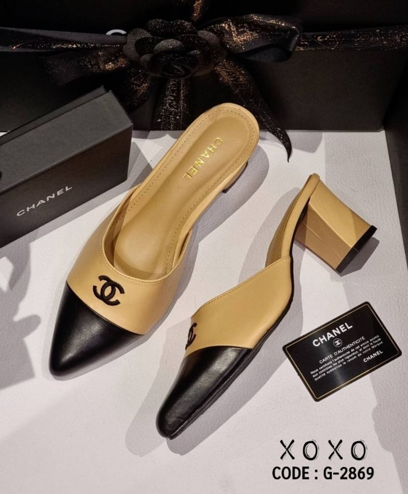 Chanel Two-Tone Shoes รองเท้างานสวม สี 2 tone หน้าวี ทรงสวม เปิดส้น ด้นหน้างานปักโลโก้แบรนด์ วัสดุหนัง PU ส้นแท่ง ใส่เดินสบาย รุ่นที่สาวๆ รอคอย งานมาเติมแล้ว ของหมดไวมากกก รีบหน่อยน้าา ^^